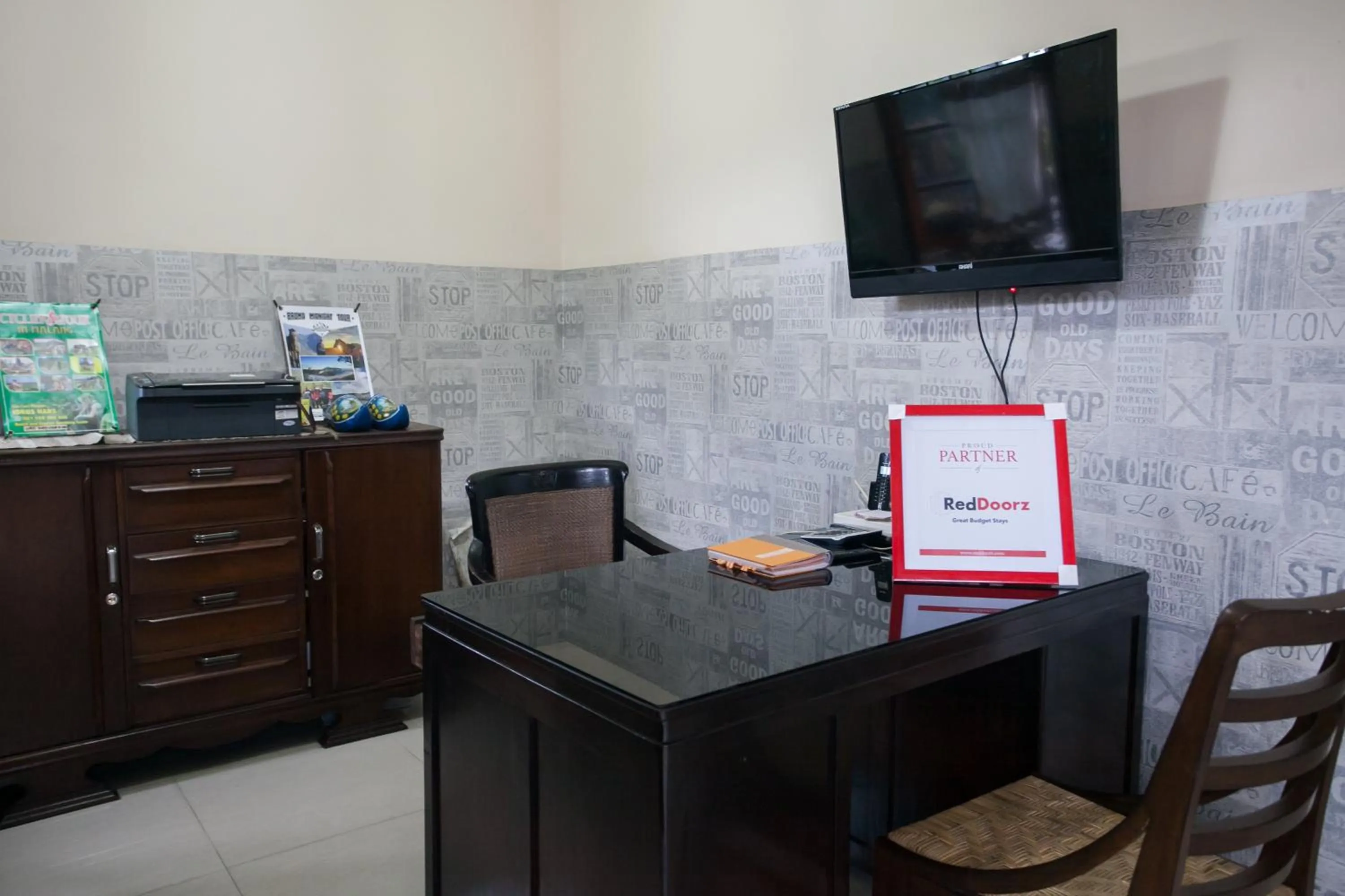 TV/Entertainment Center in RedDoorz @ Omah Wetan Sawojajar Malang