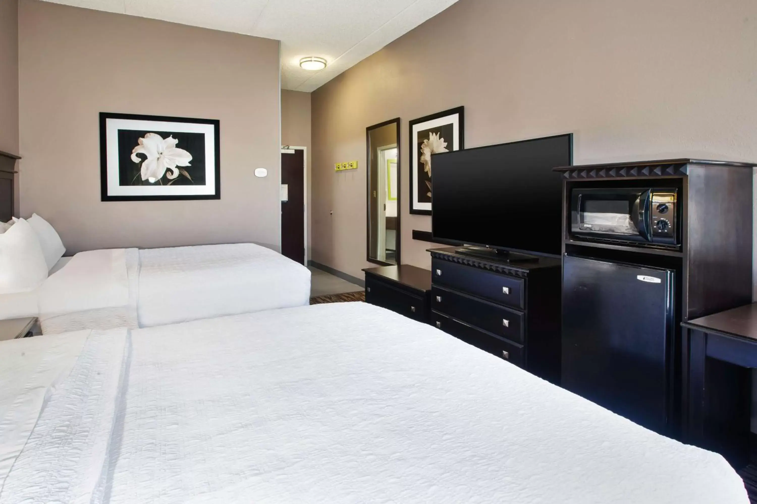 Bed in Hampton Inn & Suites Cleveland-Airport/Middleburg Heights