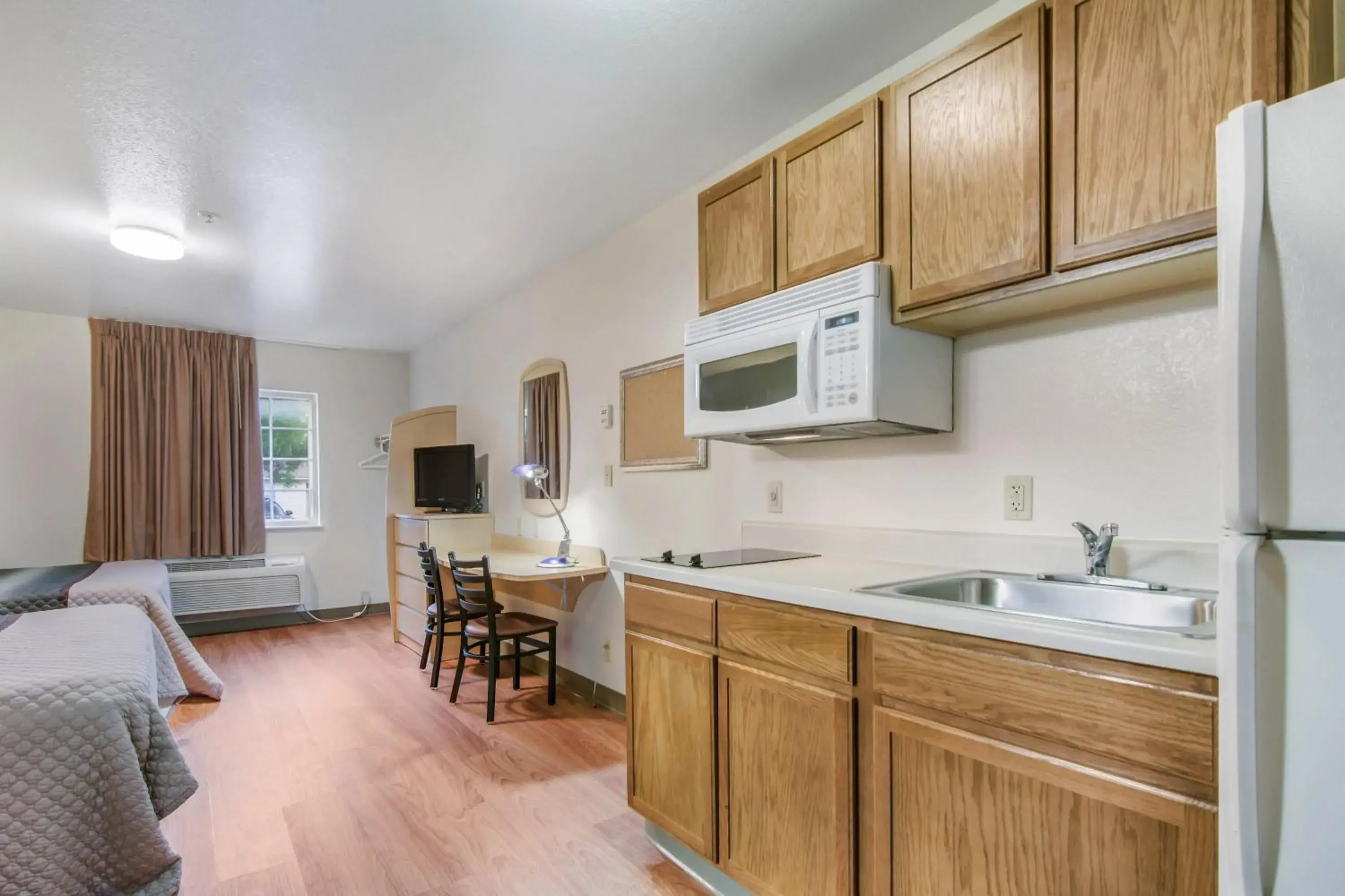 Photo of the whole room, Kitchen/Kitchenette in HomeTowne Studios & Suites by Red Roof Bentonville