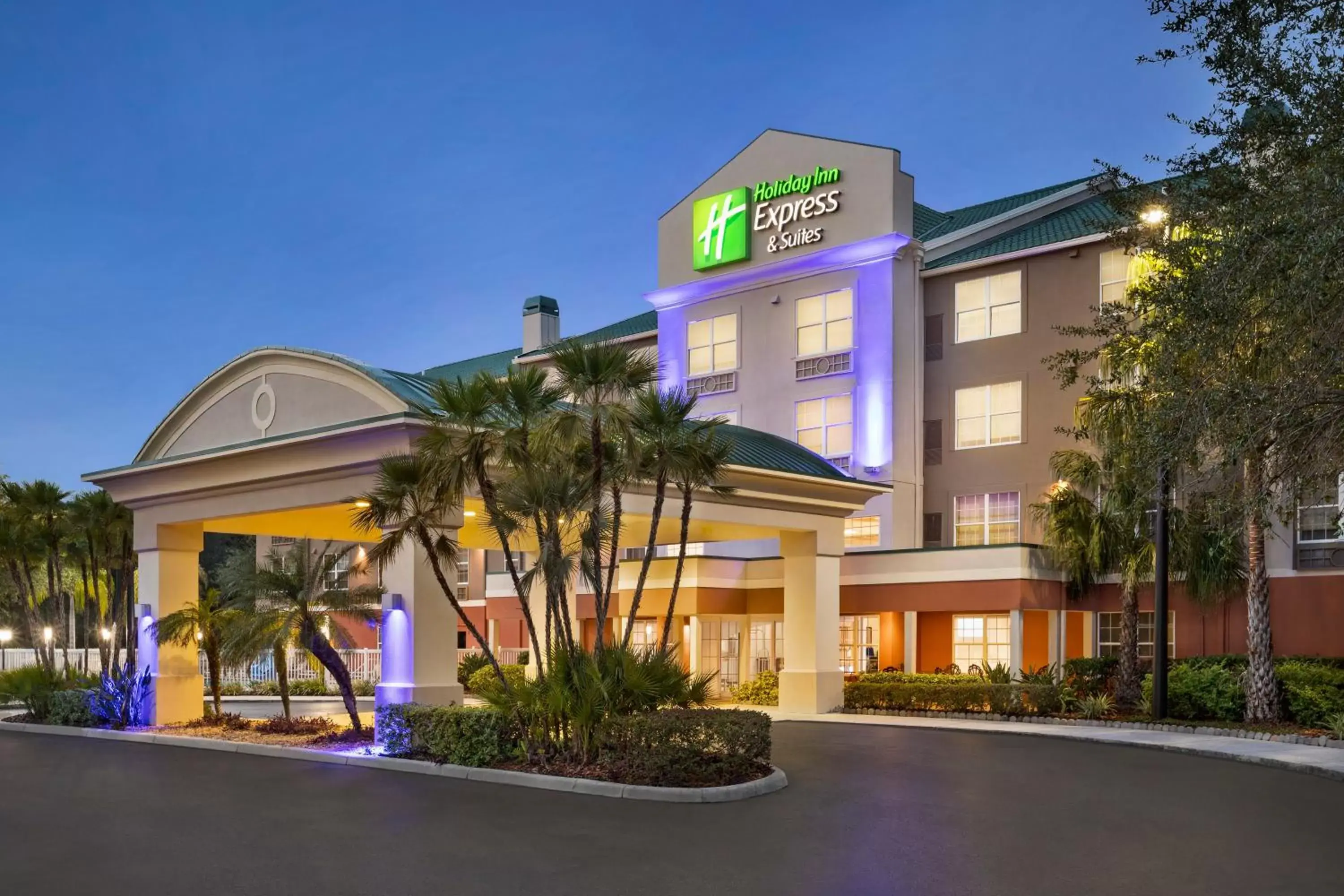 Property building in Holiday Inn Express & Suites Sarasota East by IHG Property building in Holiday Inn Express & Suites Sarasota East by IHG
