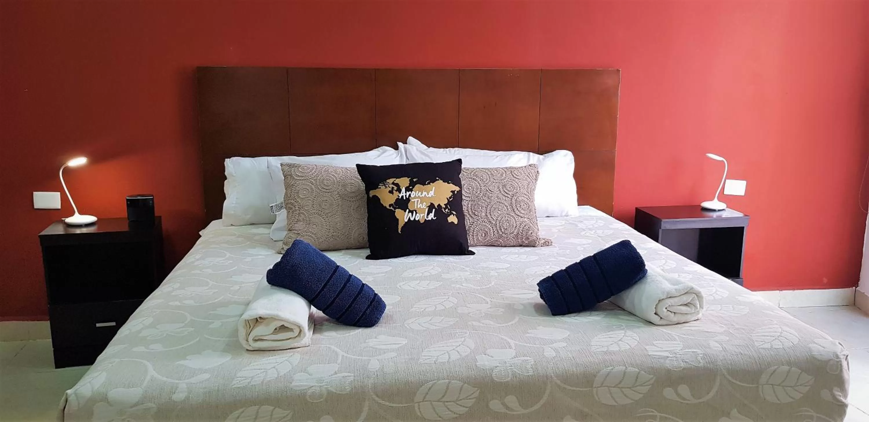 Photo of the whole room, Bed in Suite Isla Mujeres