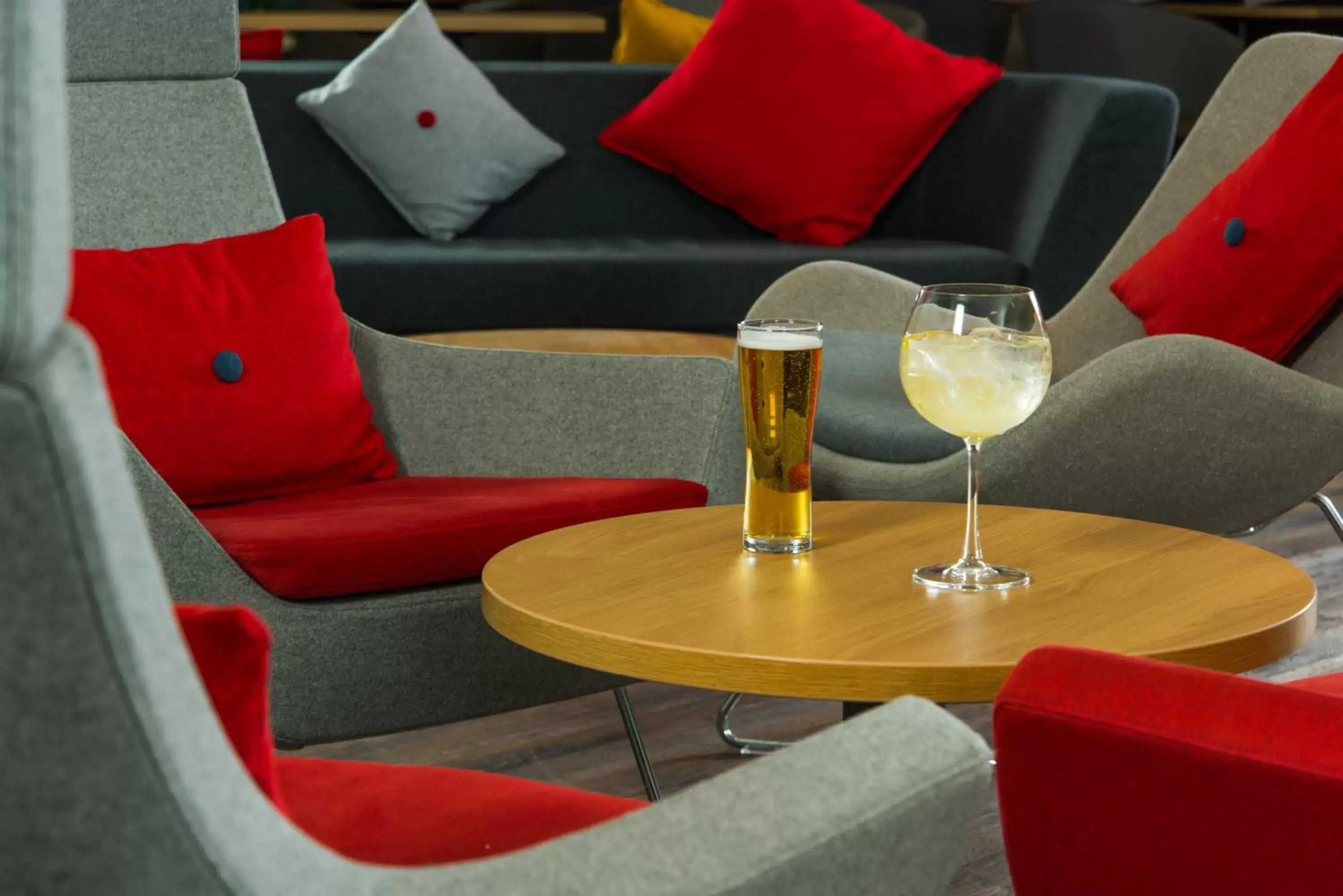 Lounge or bar, Seating Area in Holiday Inn Express Newport, an IHG Hotel