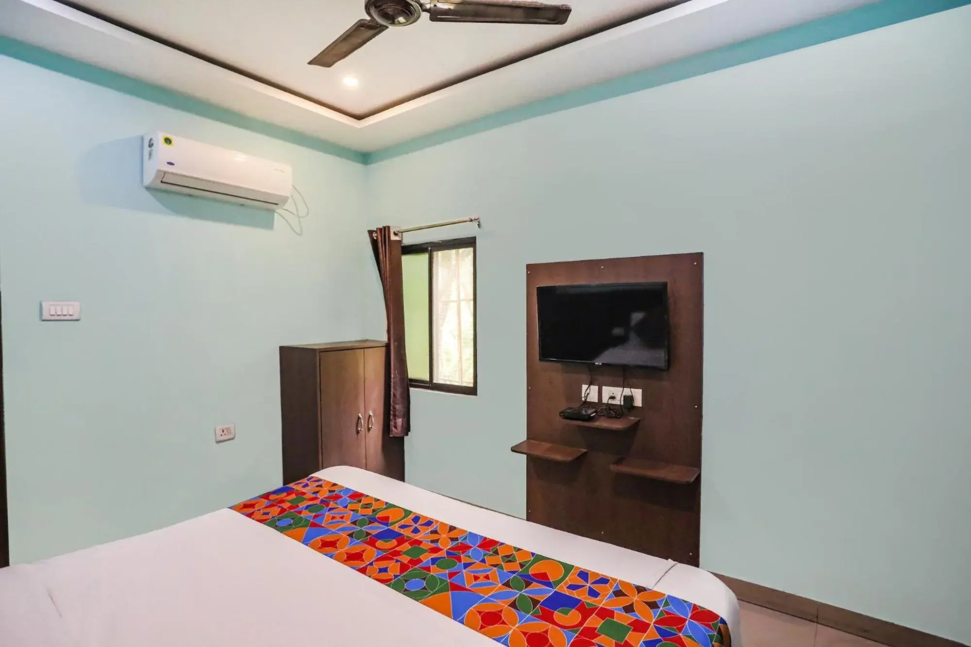 Communal lounge/ TV room, TV/Entertainment Center in FabExpress Banarasi Kothi
