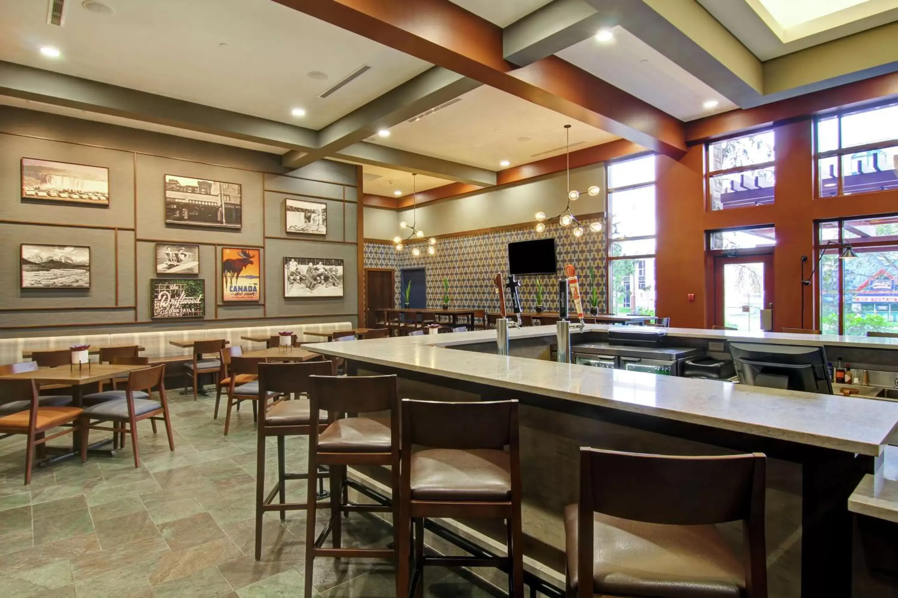 Lounge or bar, Restaurant/Places to Eat in DoubleTree Fallsview Resort & Spa by Hilton - Niagara Falls