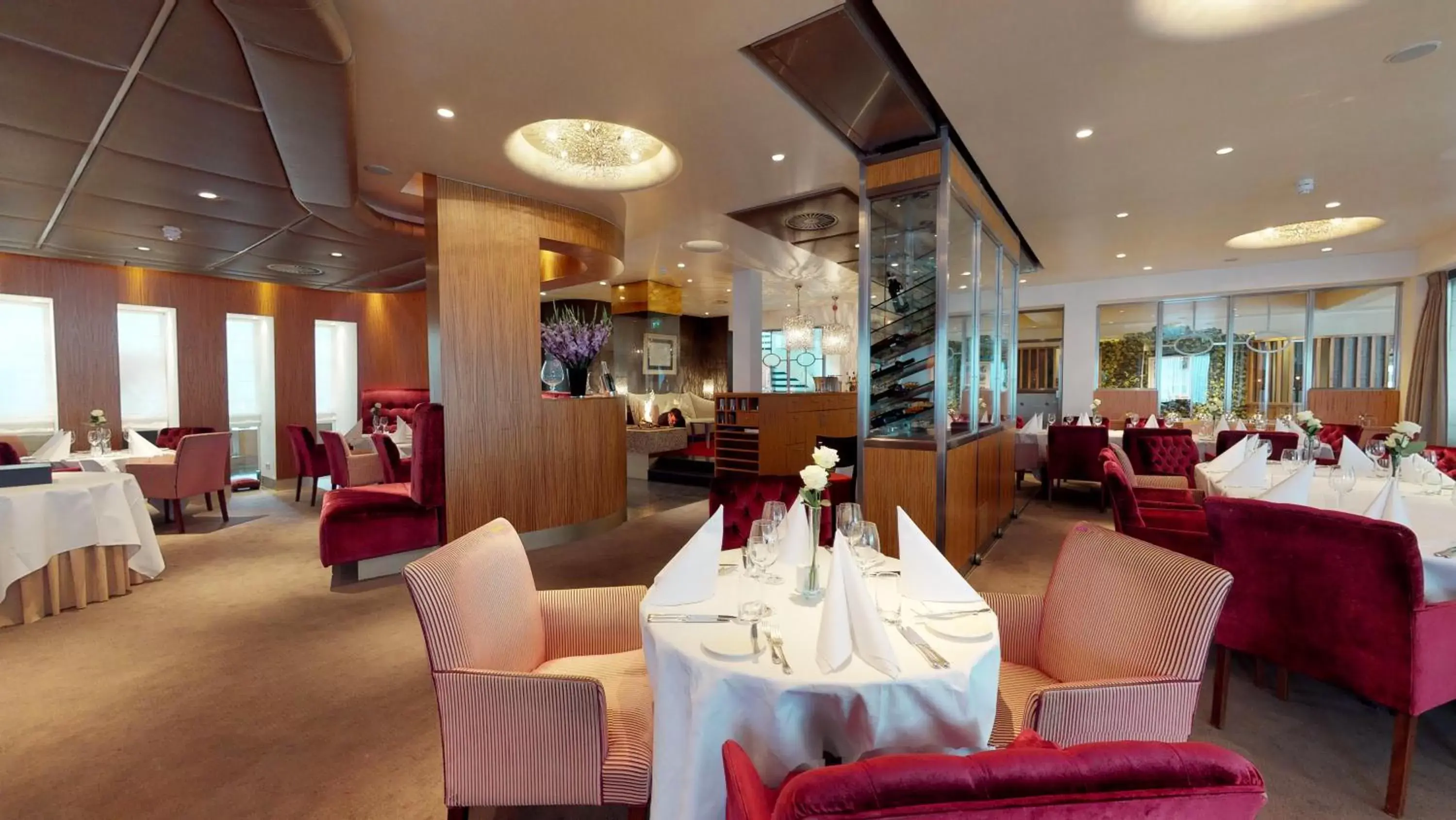 Restaurant/Places to Eat in Hotel Restaurant Oud London