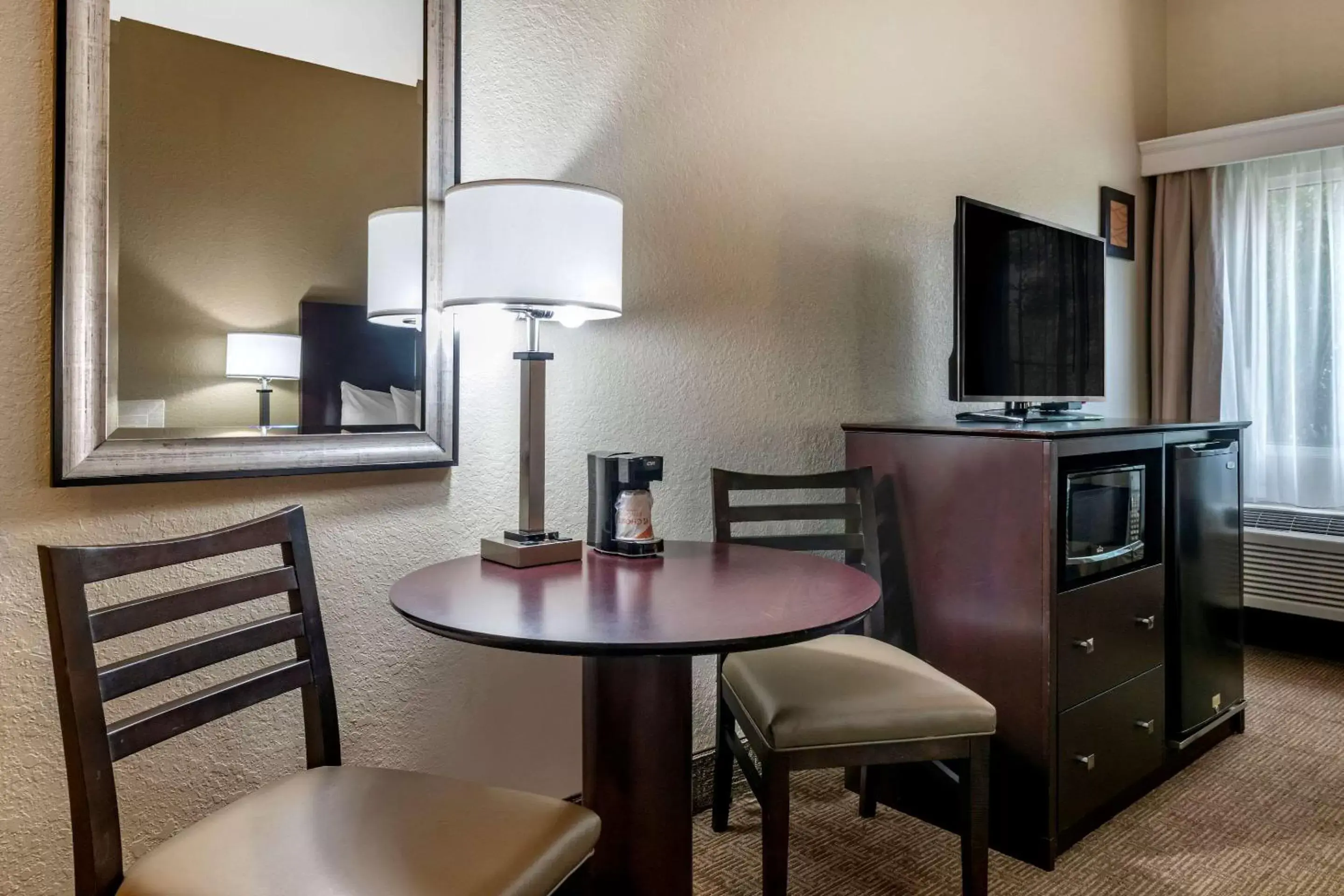 Photo of the whole room, Seating Area in Comfort Inn & Suites DeLand - near University