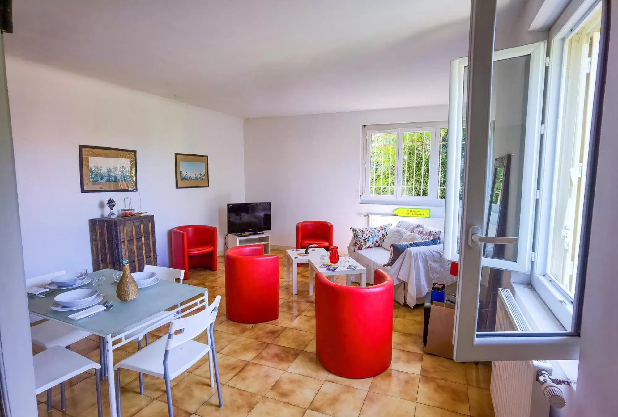 Communal lounge/ TV room in Chambres d'hôtes Avignon