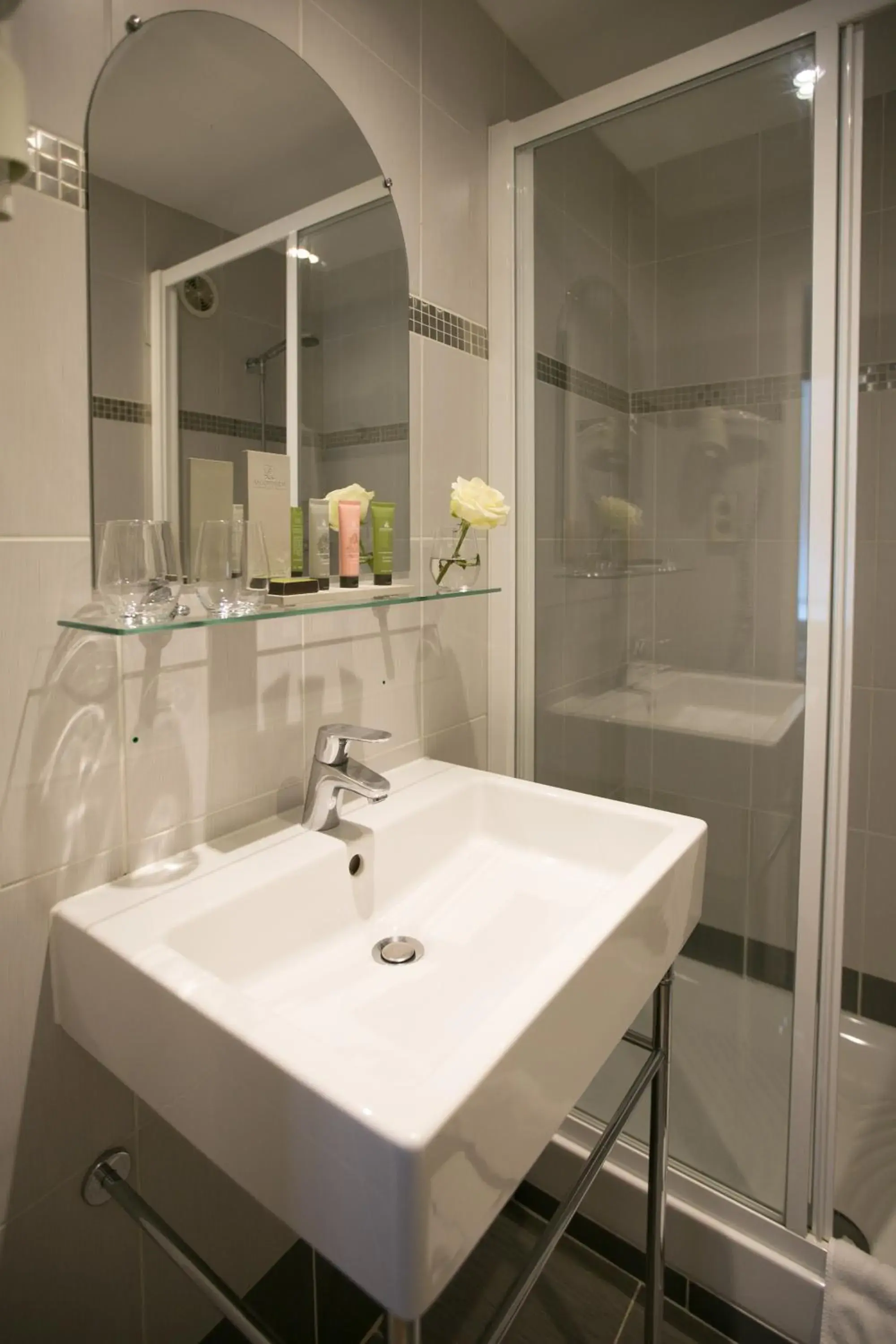 Shower, Bathroom in Hotel Alexandrine Opera