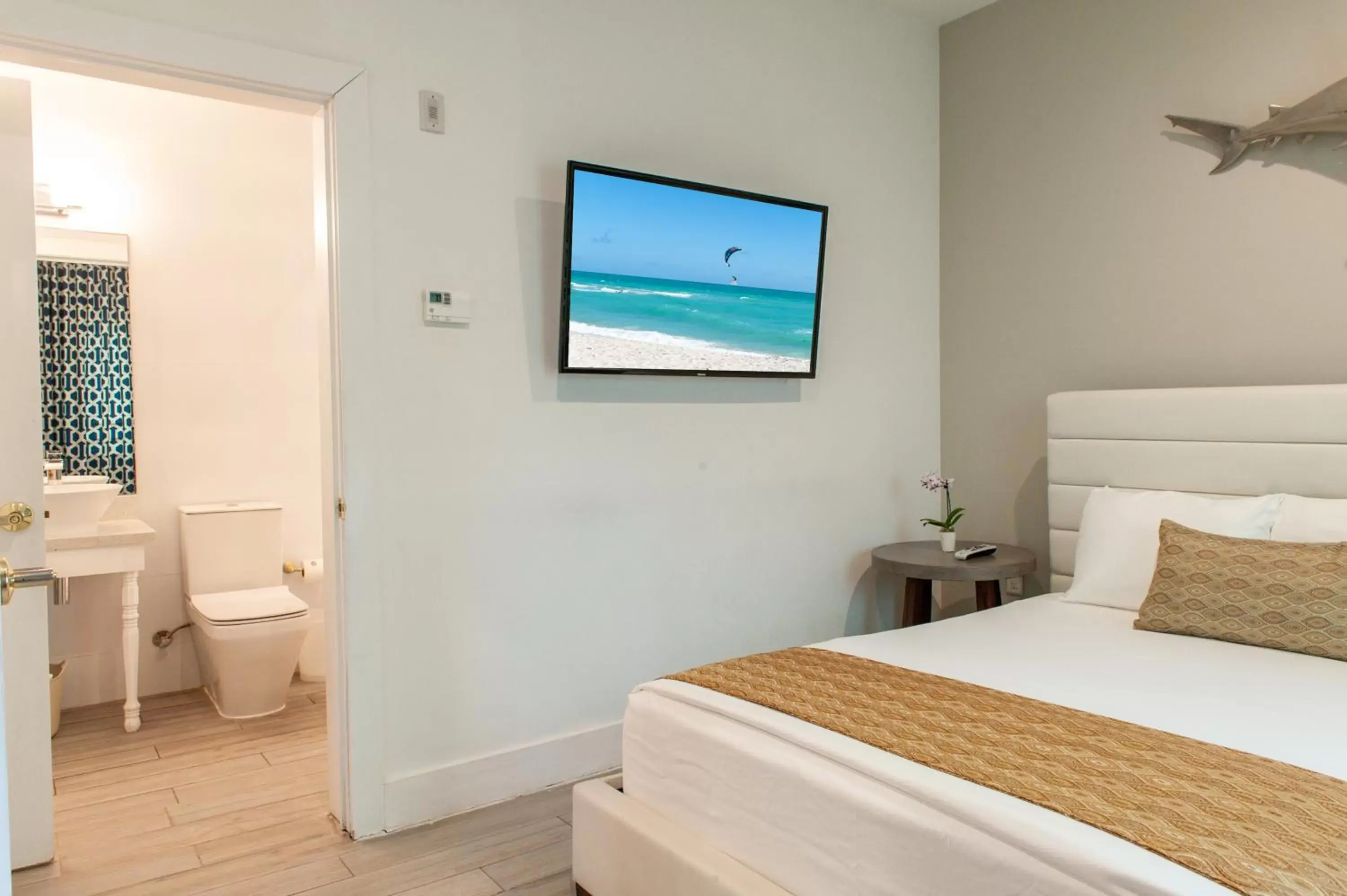 Toilet, Bed in Oceanside Hotel and Suites