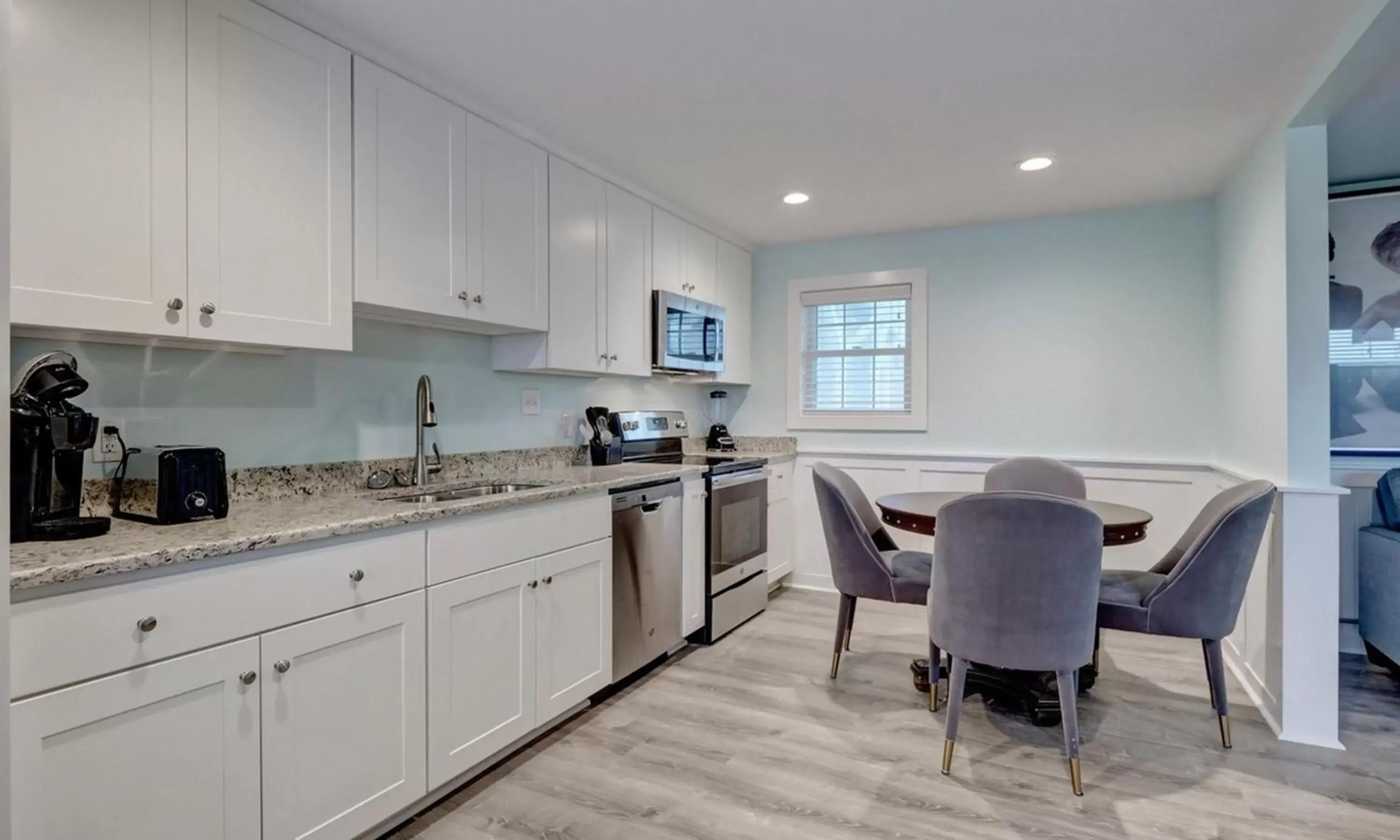 Kitchen/Kitchenette in Loggerhead Inn and Suites by Carolina Retreats