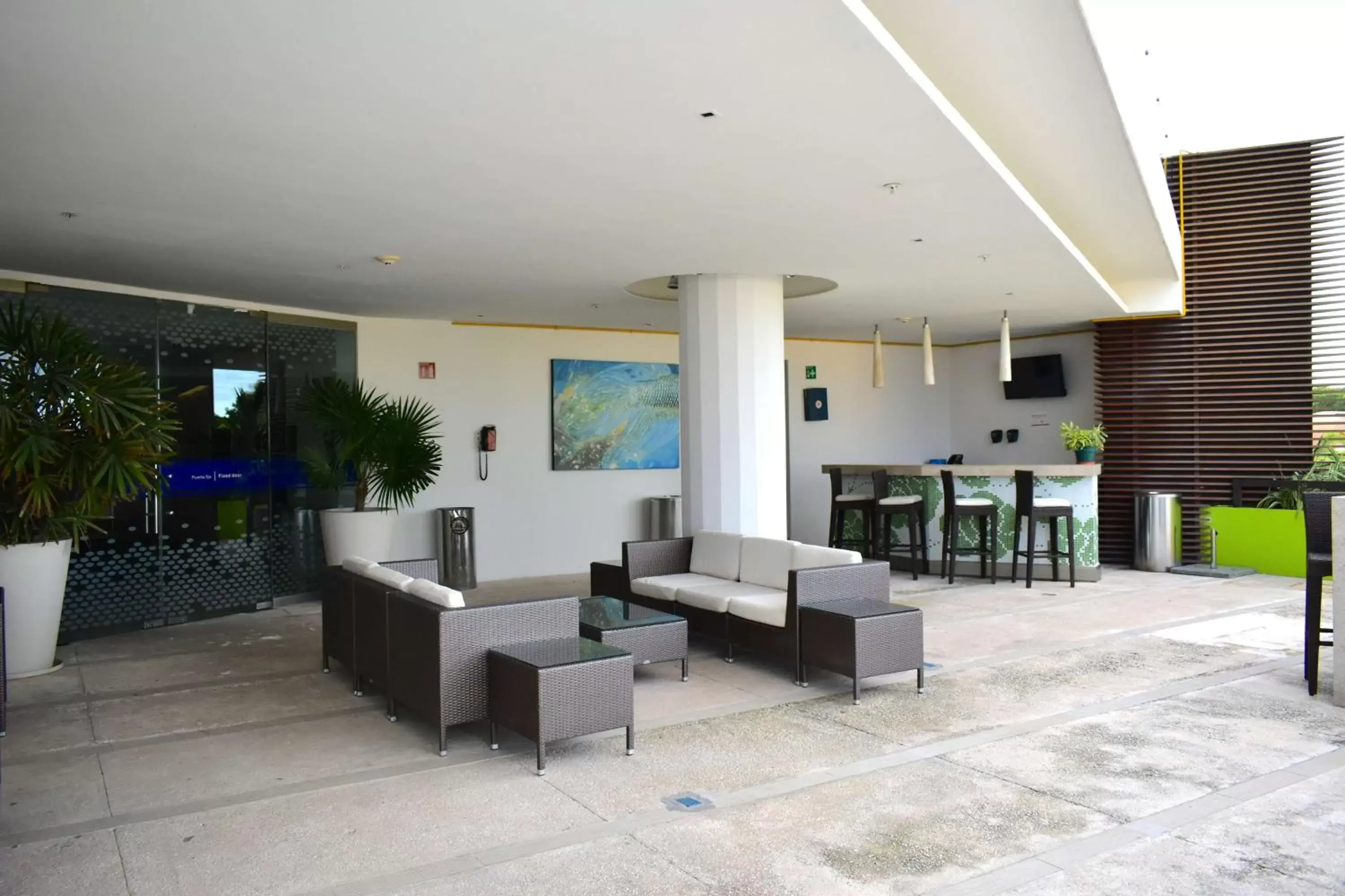 Patio, Lobby/Reception in Hampton Inn by Hilton Ciudad del Carmen