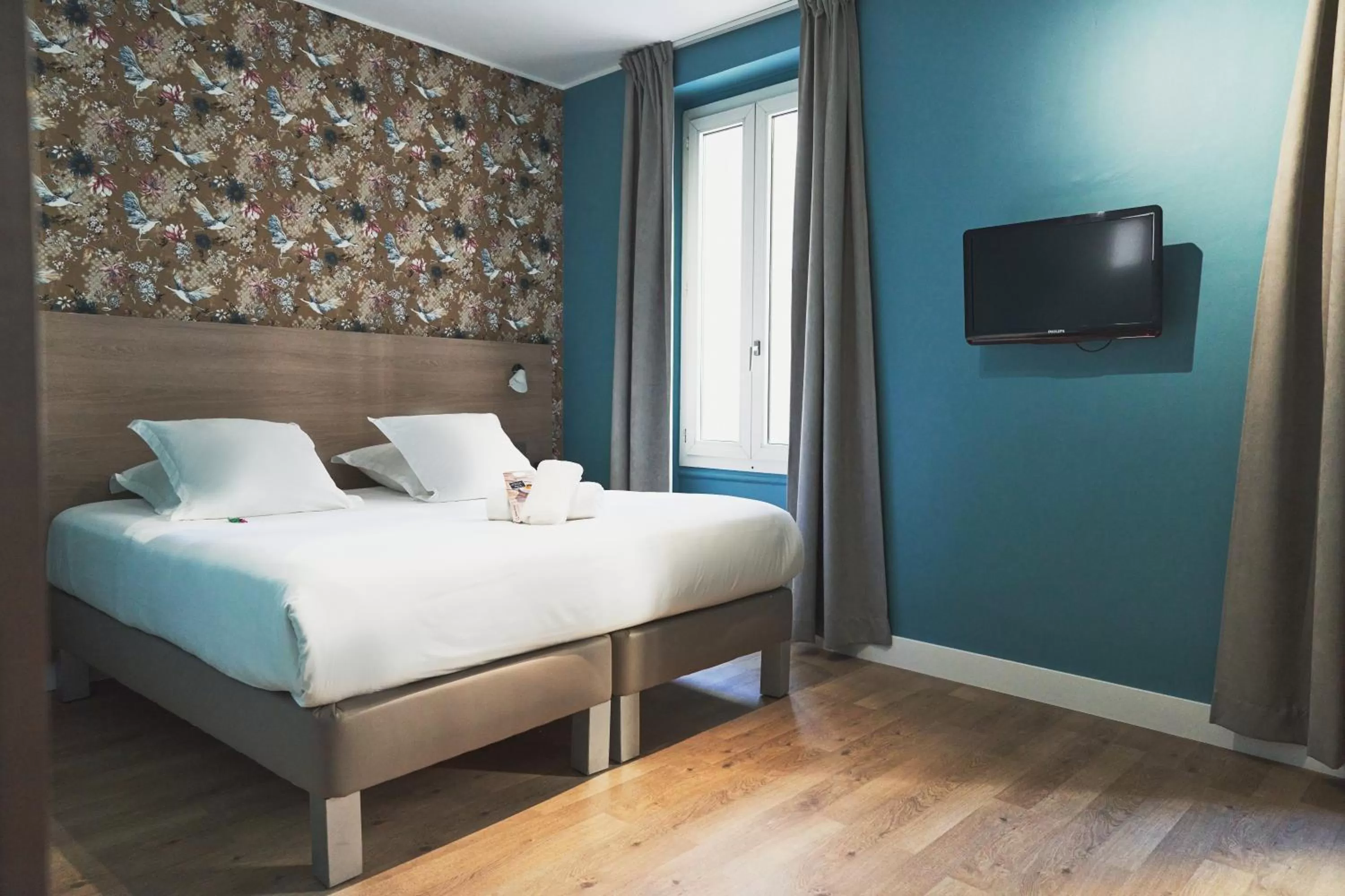 Bed in Grand Hôtel Dauphiné Toulon, Boutique Hôtel & Suites