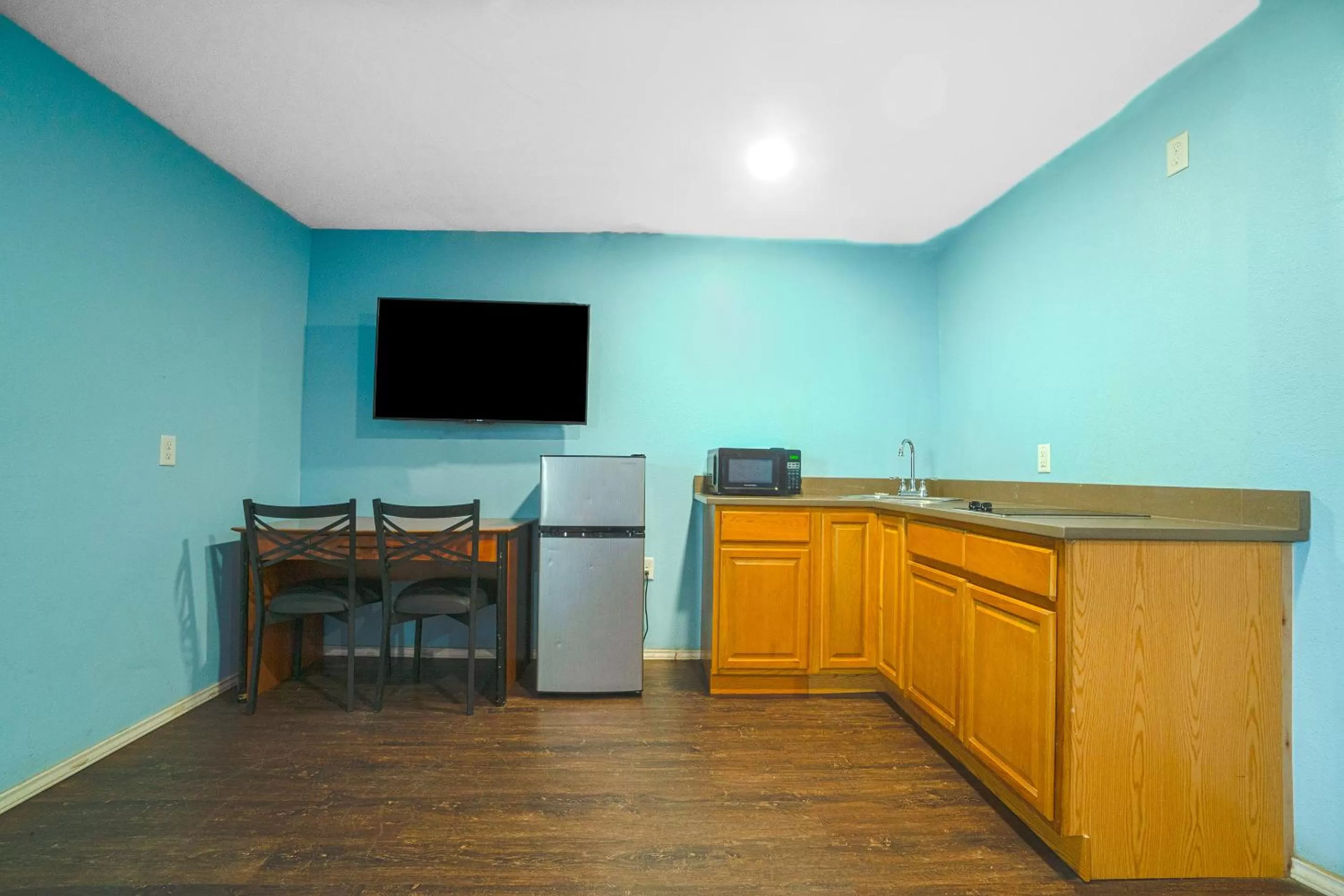 Kitchen or kitchenette in Plaza Motel Corpus Christi by OYO