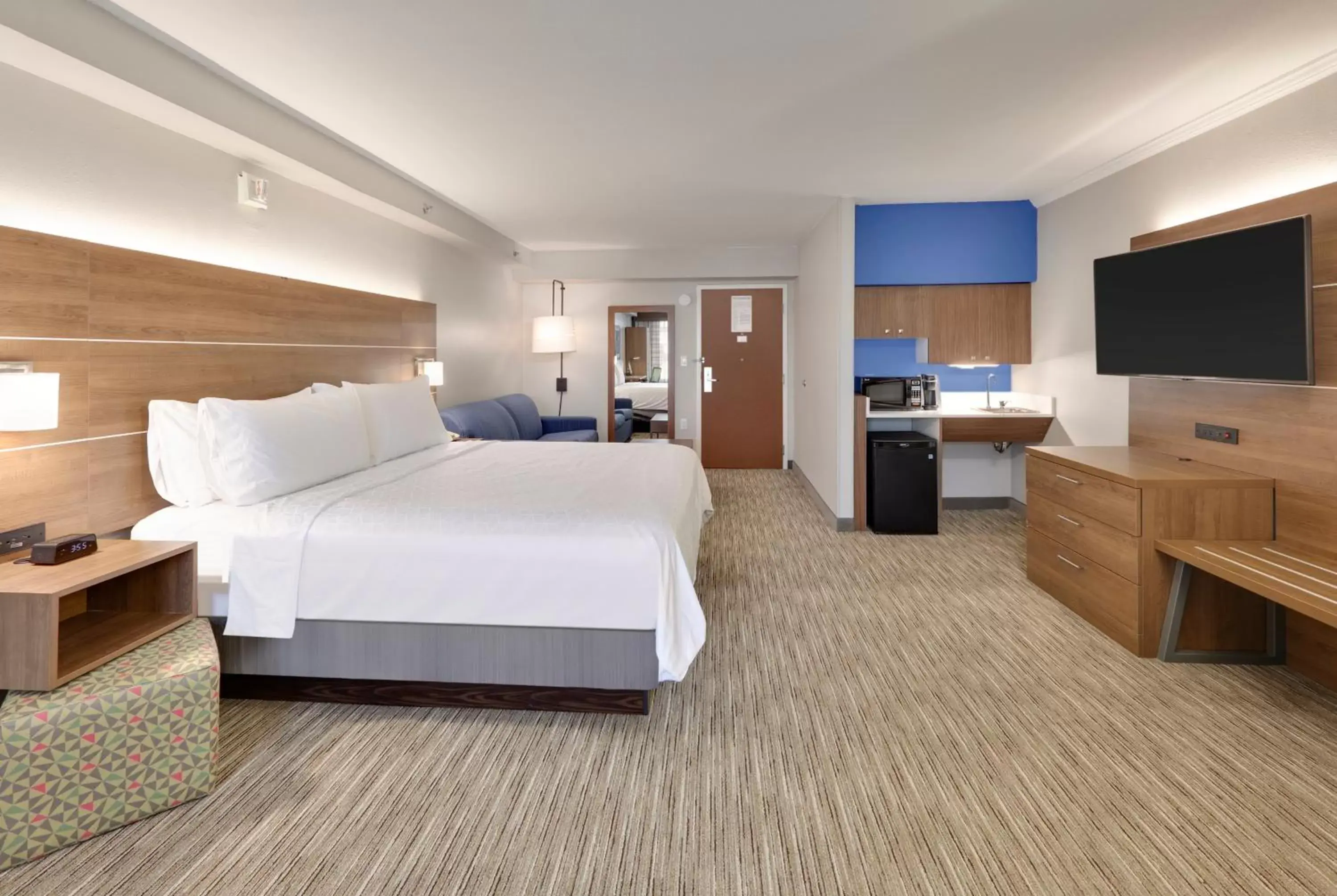 Photo of the whole room, Bed in Holiday Inn Express & Suites Irving Conv Ctr - Las Colinas by IHG Photo of the whole room, Bed in Holiday Inn Express & Suites Irving Conv Ctr - Las Colinas by IHG