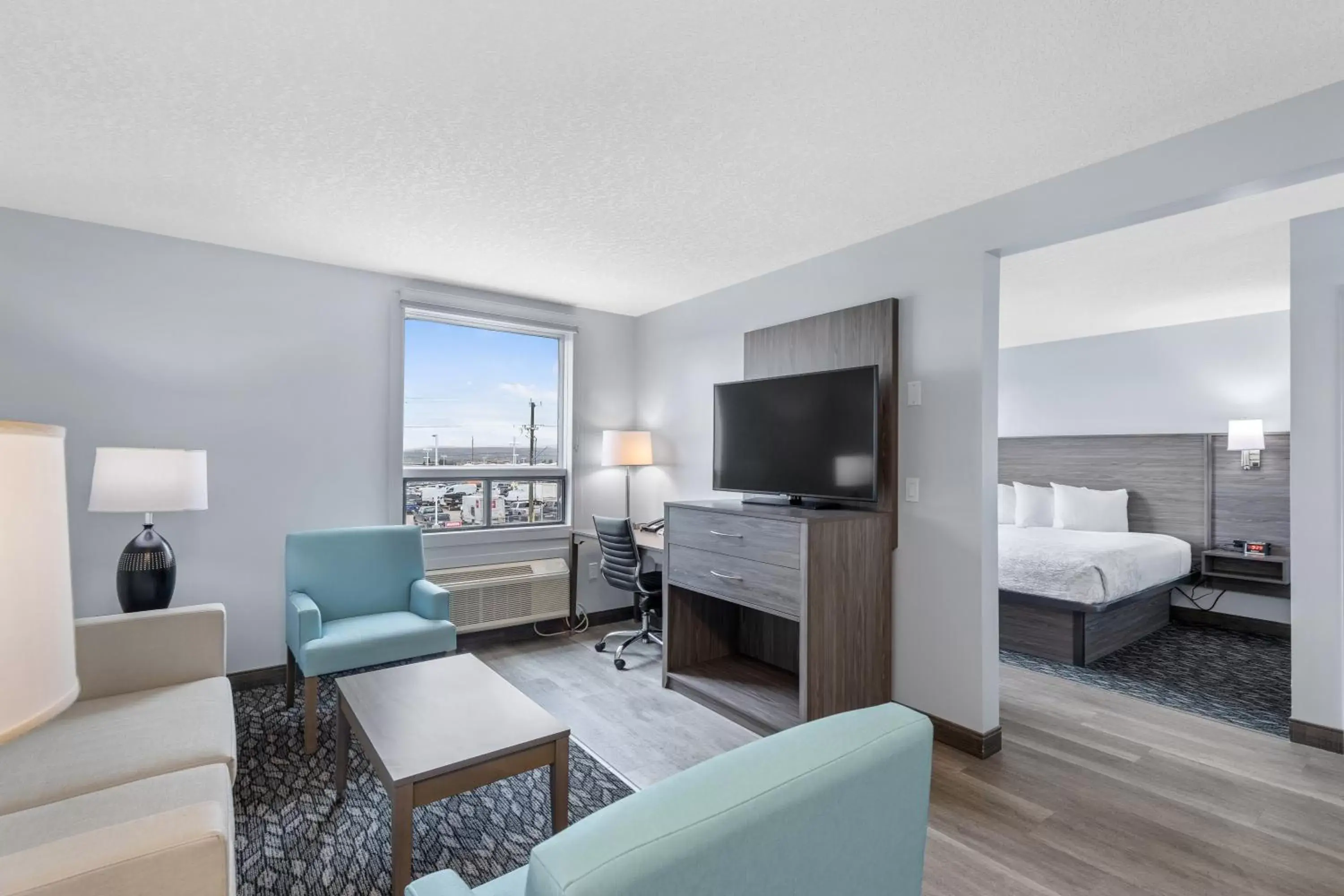 Living room, Seating Area in Emerald Hotel & Suites Calgary Airport