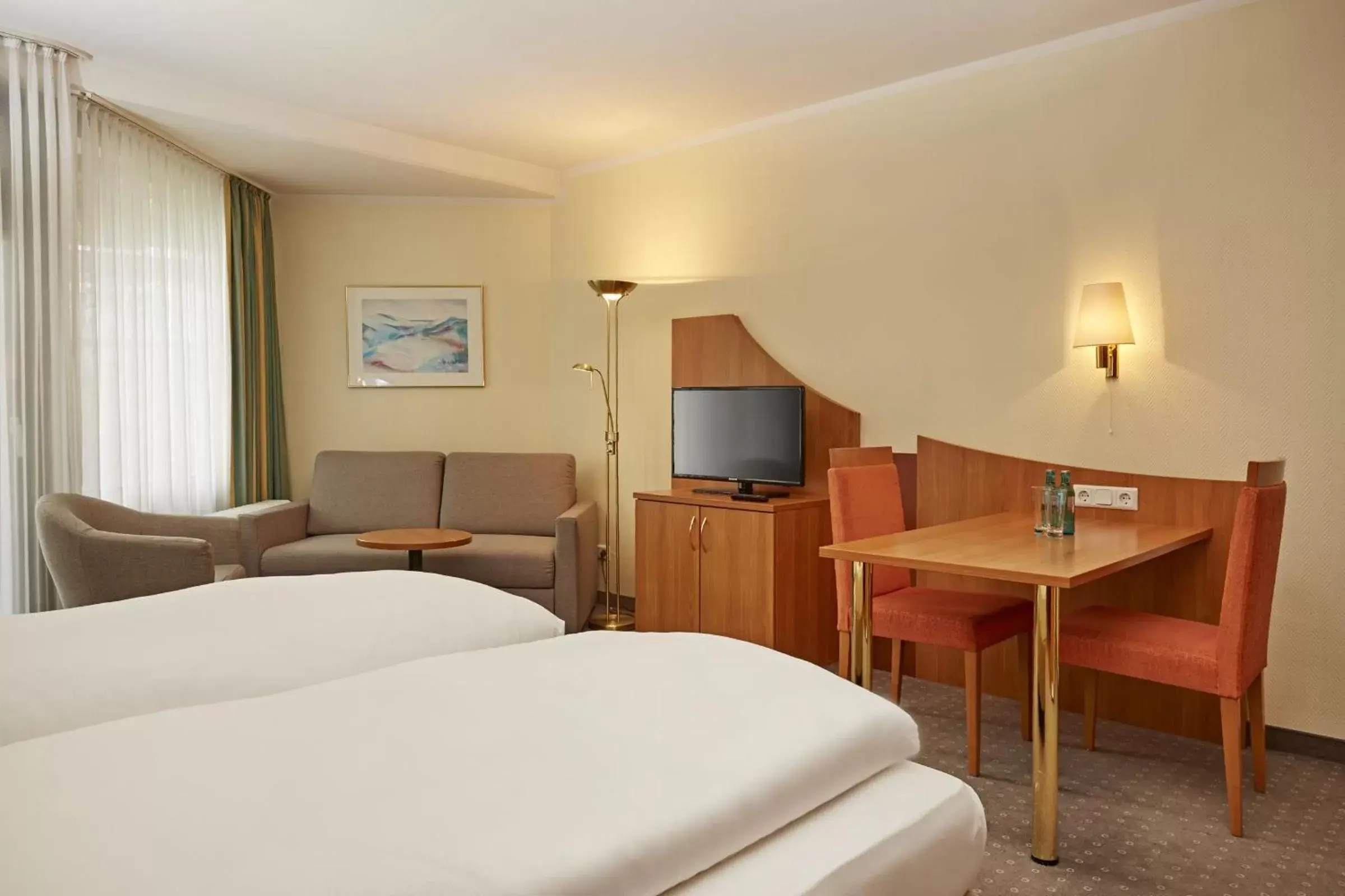 Photo of the whole room, Bed in H+ Hotel Willingen