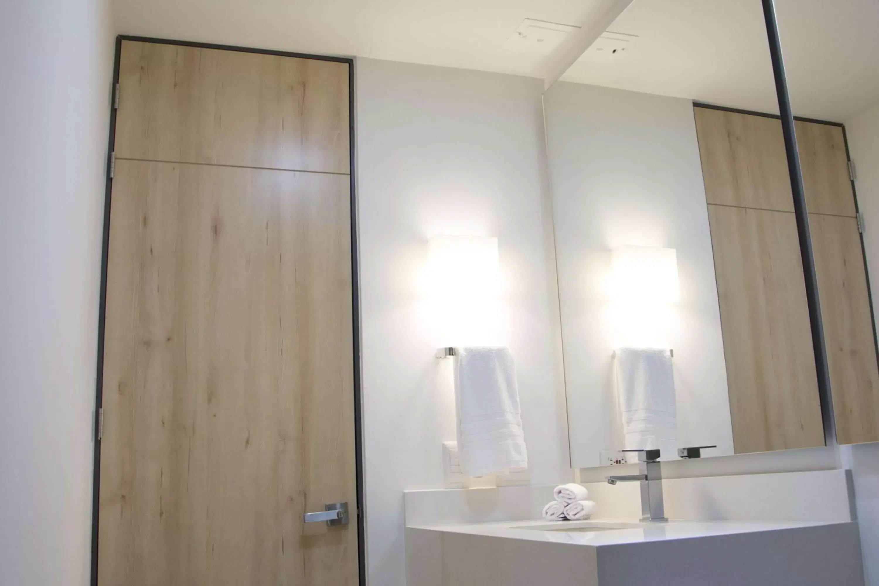 Photo of the whole room, Bathroom in La Quinta by Wyndham Medellin