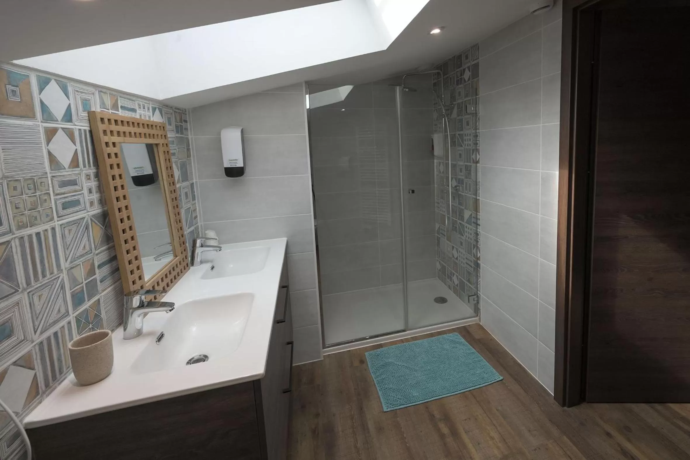 Shower in Hotel De La Croisée