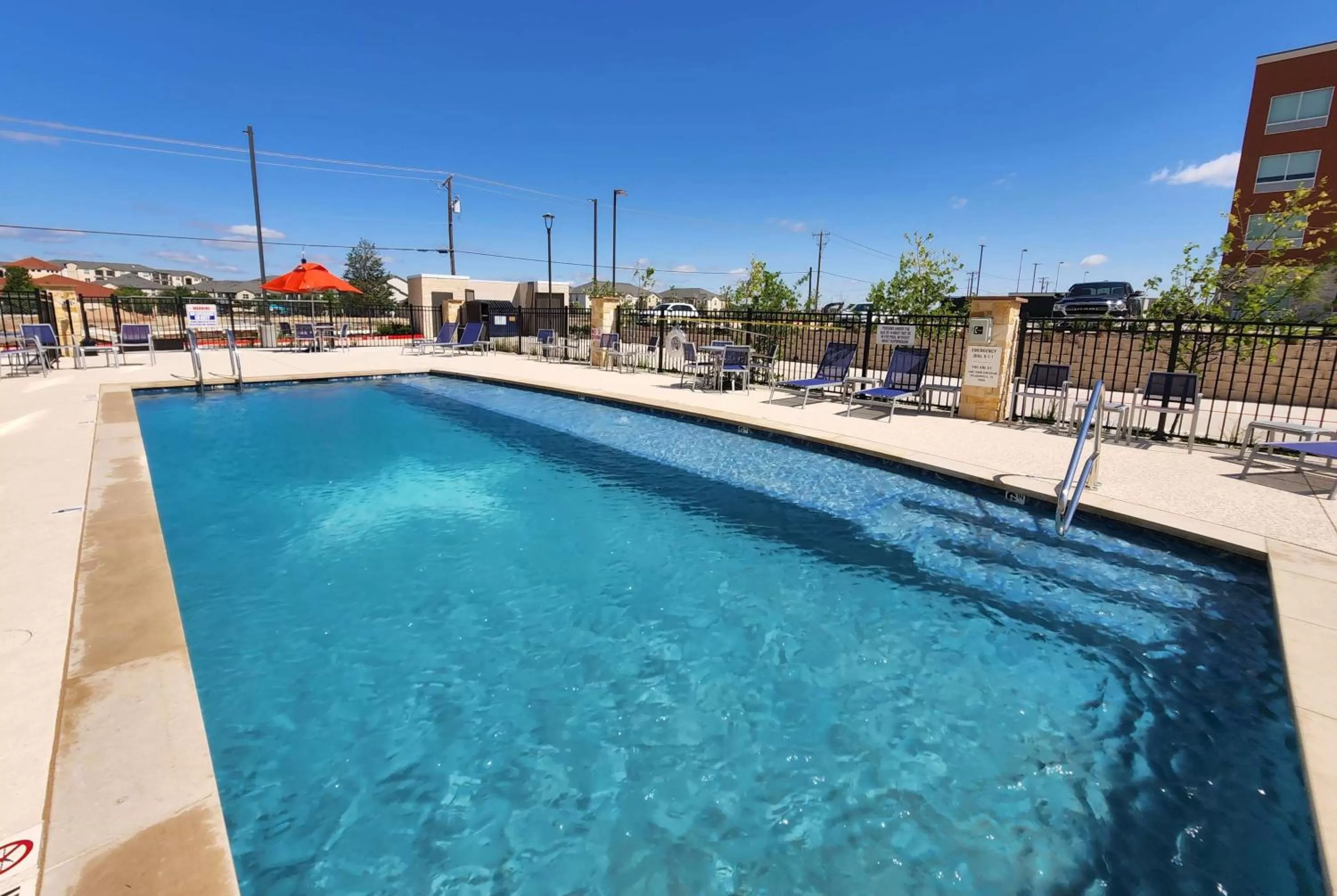 Pool view in La Quinta Inn & Suites by Wyndham Pflugerville