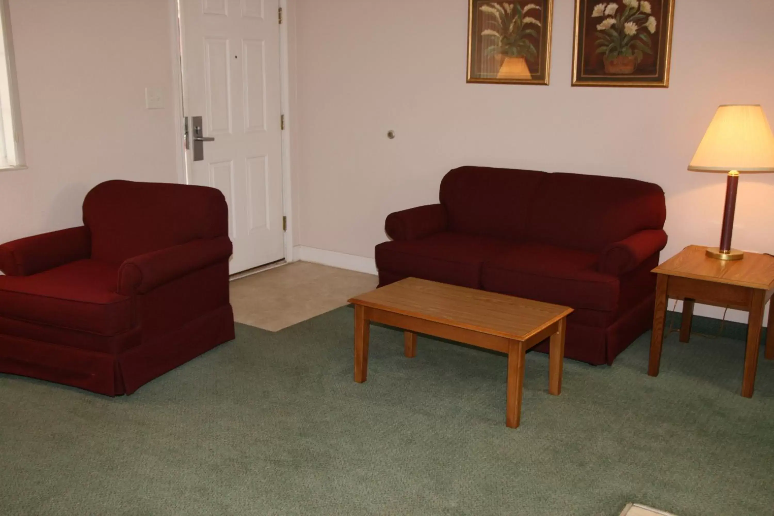 Living room, Seating Area in Affordable Suites Rocky Mount