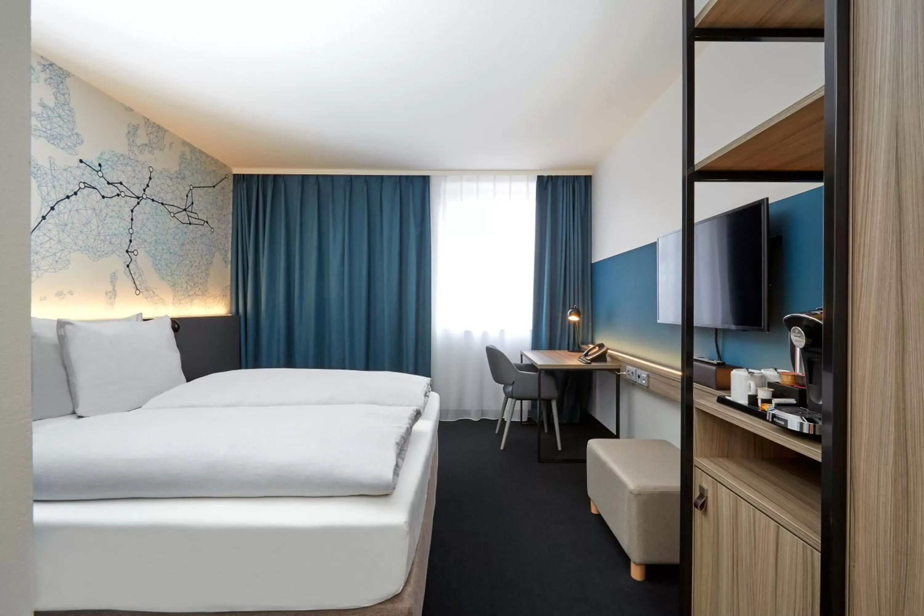 Photo of the whole room, Bed in H4 Hotel Leipzig