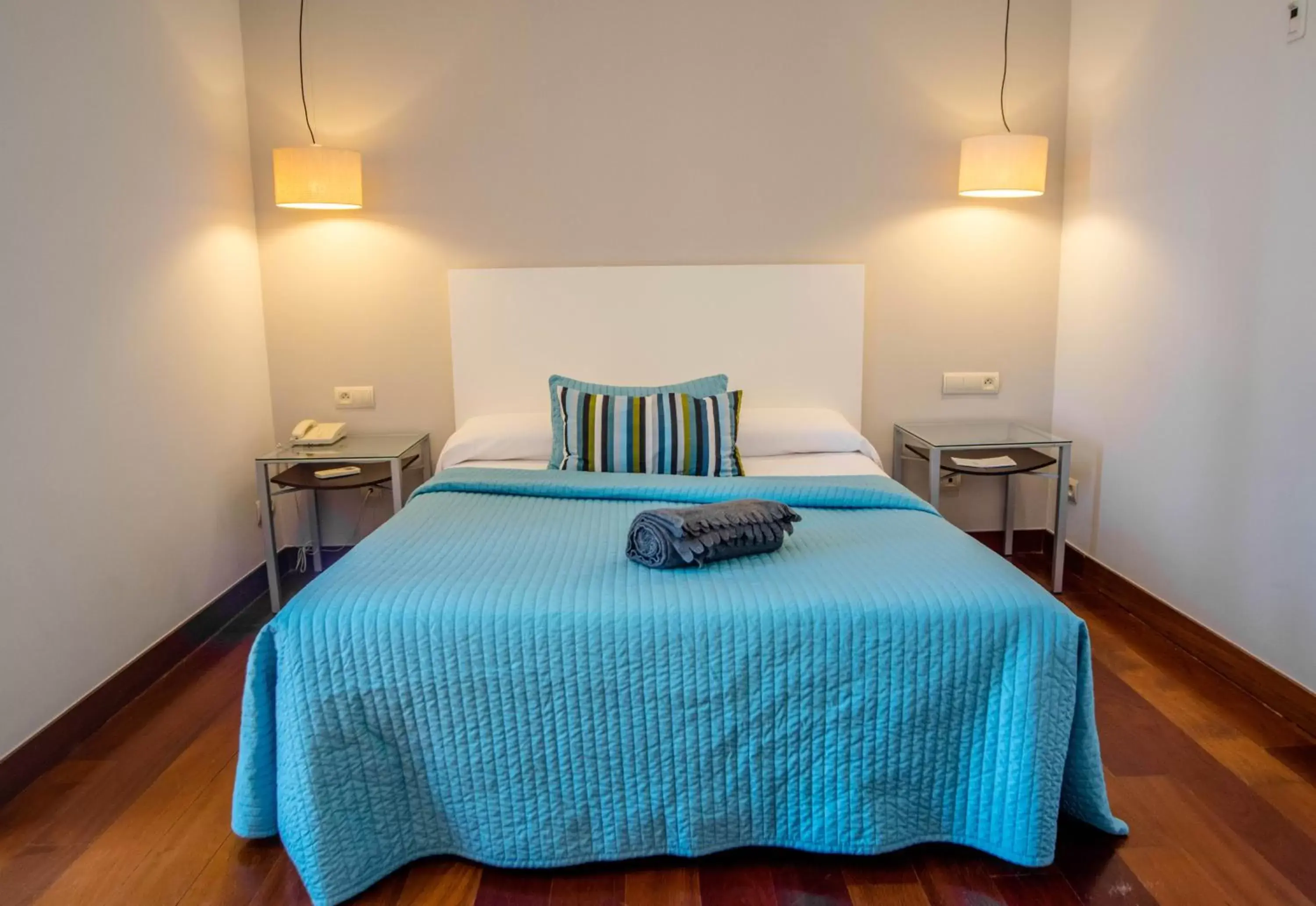 Bedroom, Bed in Hotel Bodega El Juncal