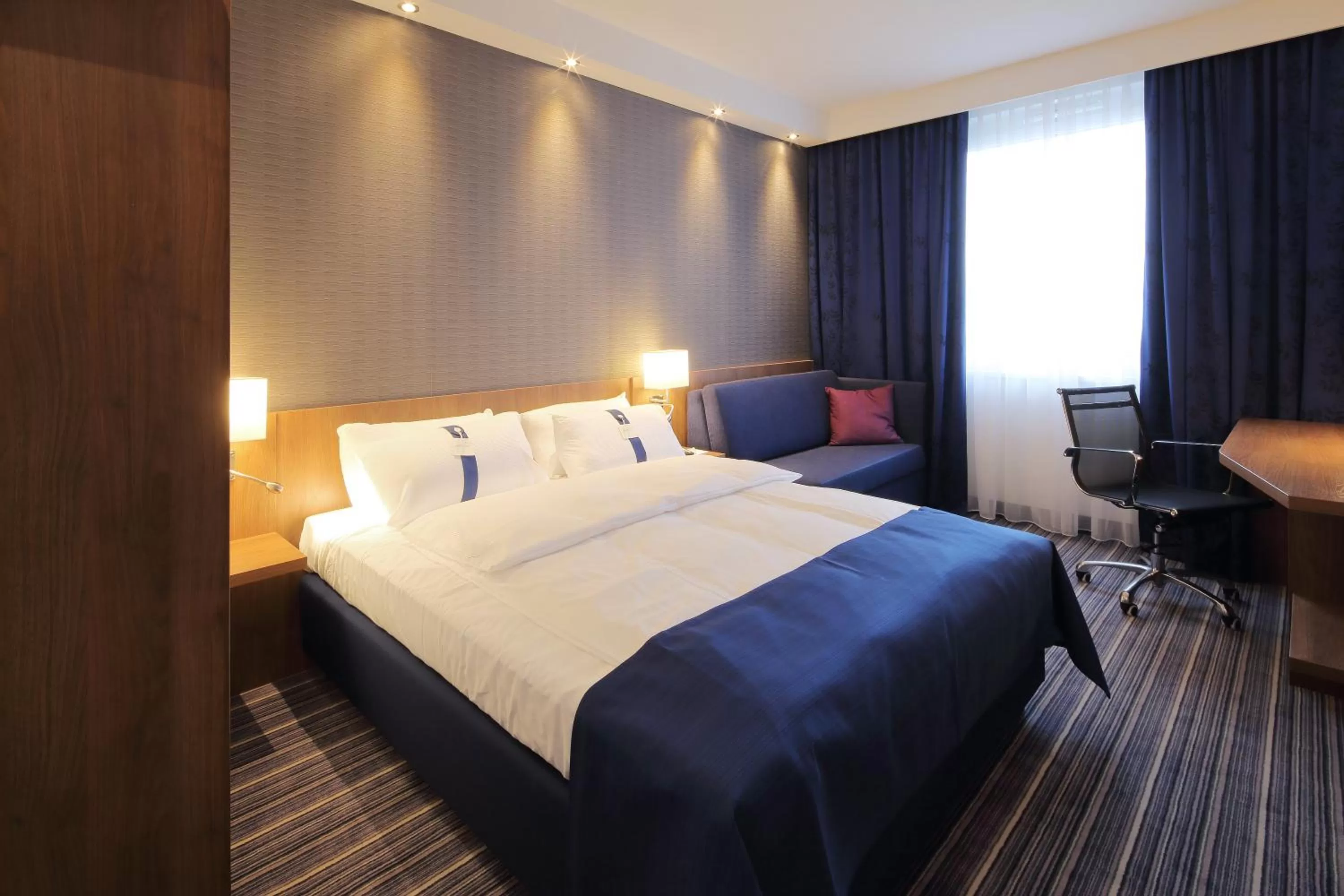 Photo of the whole room, Bed in Holiday Inn Express Friedrichshafen by IHG