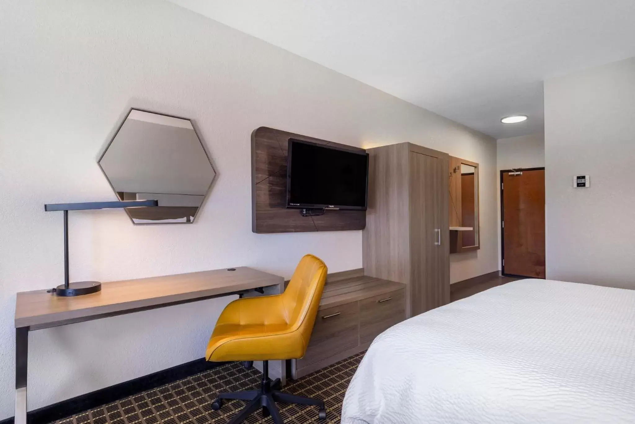 Photo of the whole room, TV/Entertainment Center in Holiday Inn Express & Suites Pittsburg, an IHG Hotel