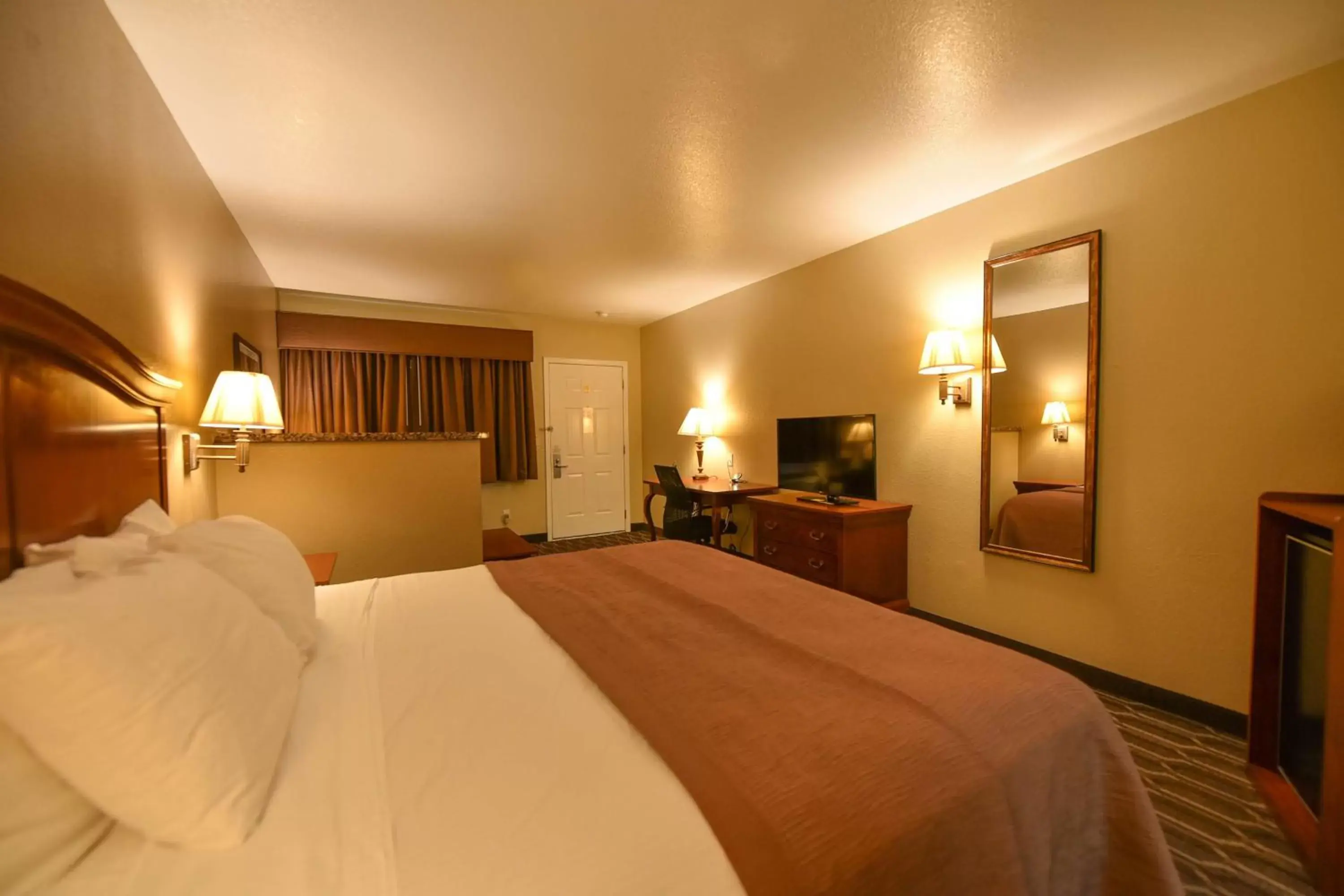 Photo of the whole room, Bed in Best Western Inn of Chandler