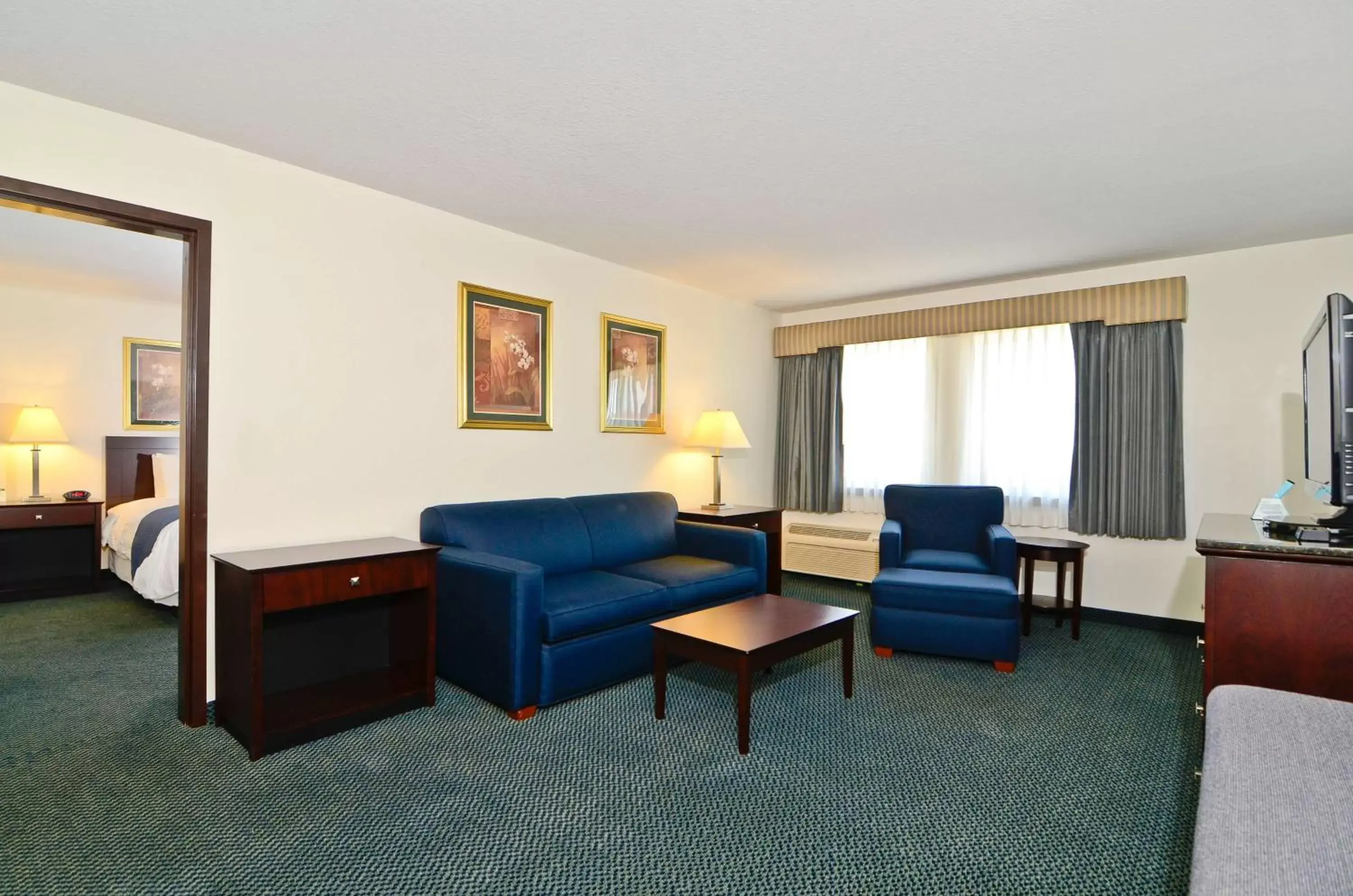 Photo of the whole room, Seating Area in Best Western Plus Gas City