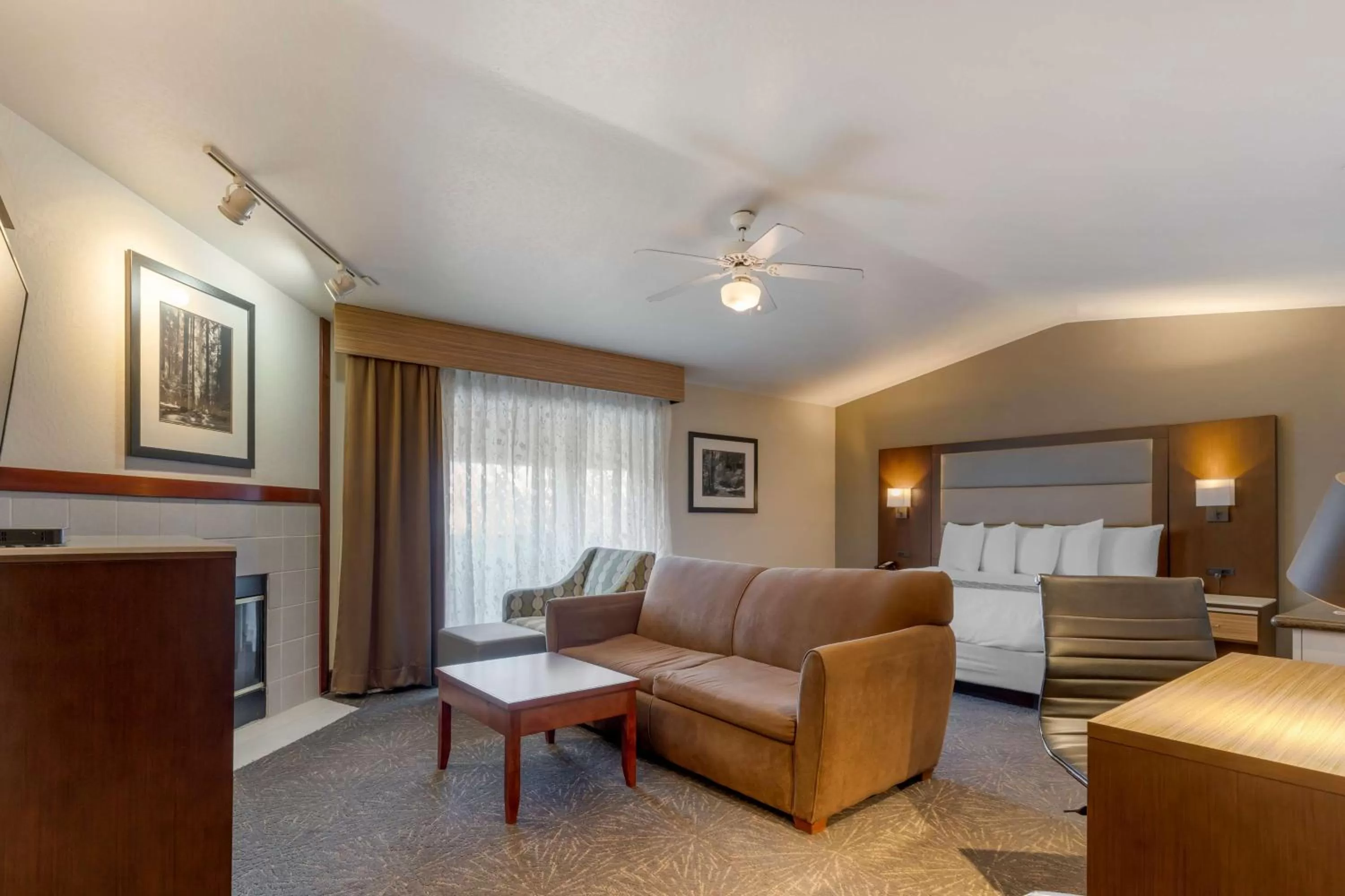 Bedroom in Best Western Plus Forest Park Inn