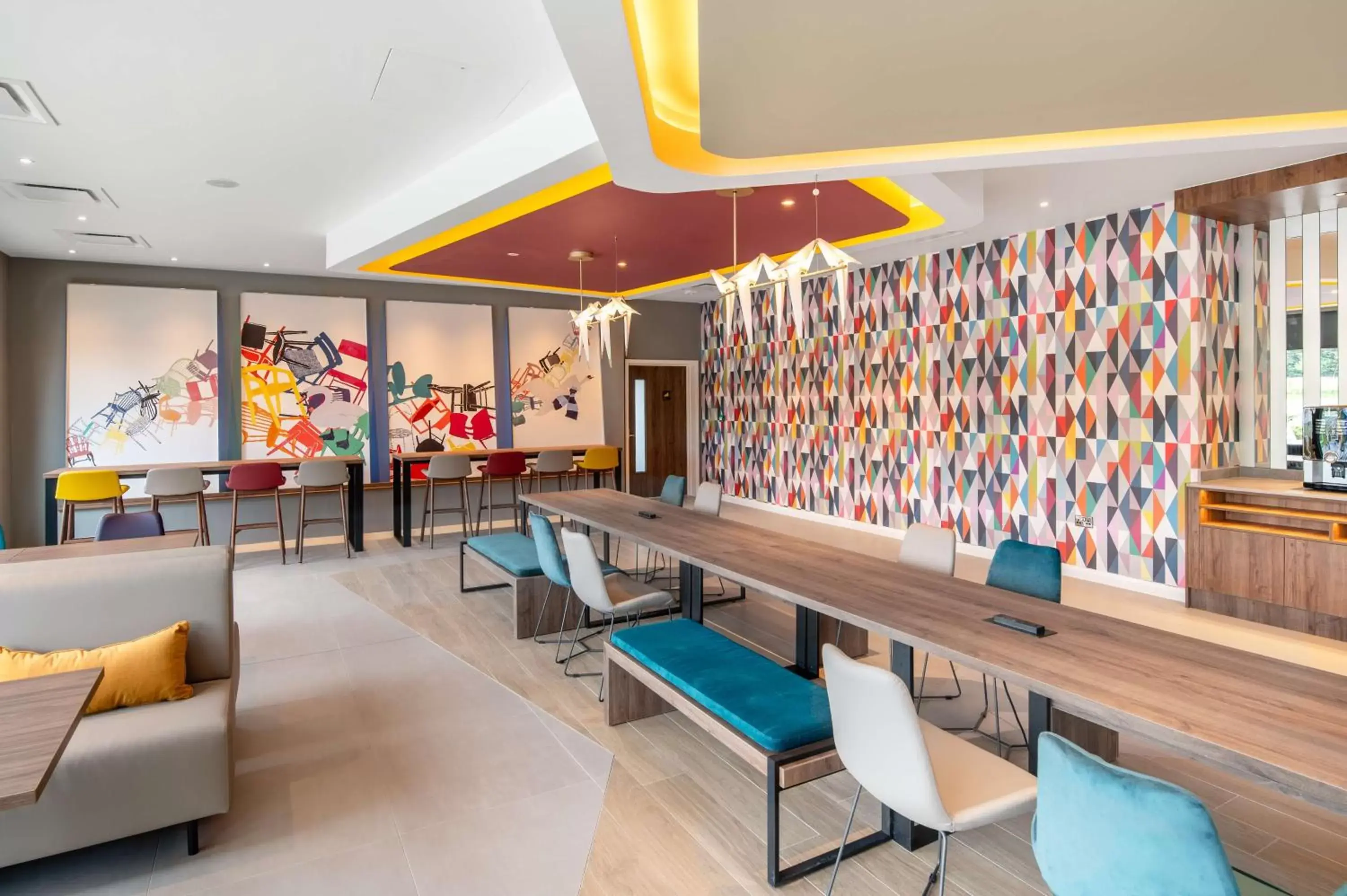 Lobby or reception, Lounge/Bar in Hampton by Hilton High Wycombe
