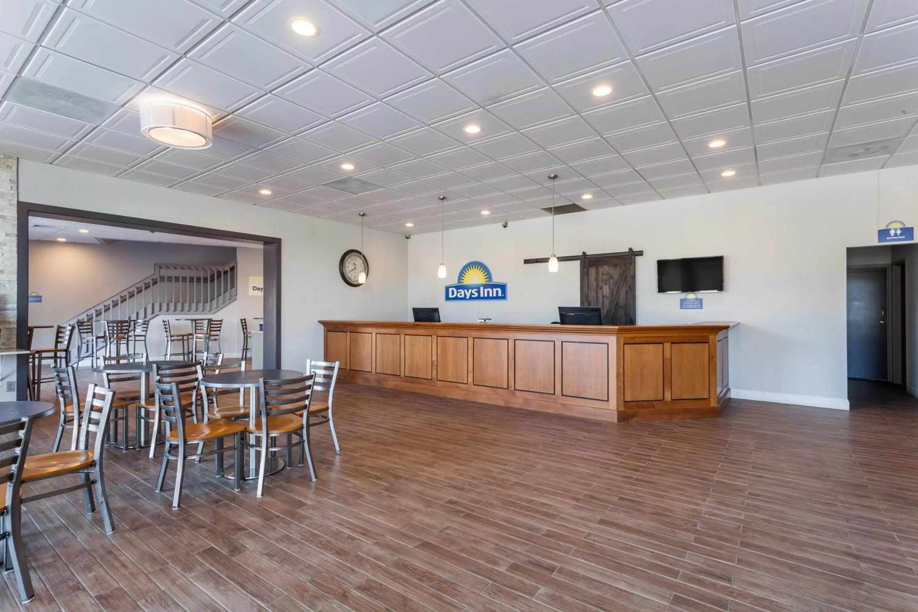 Lobby or reception in Days Inn & Suites by Wyndham Lancaster Amish Country