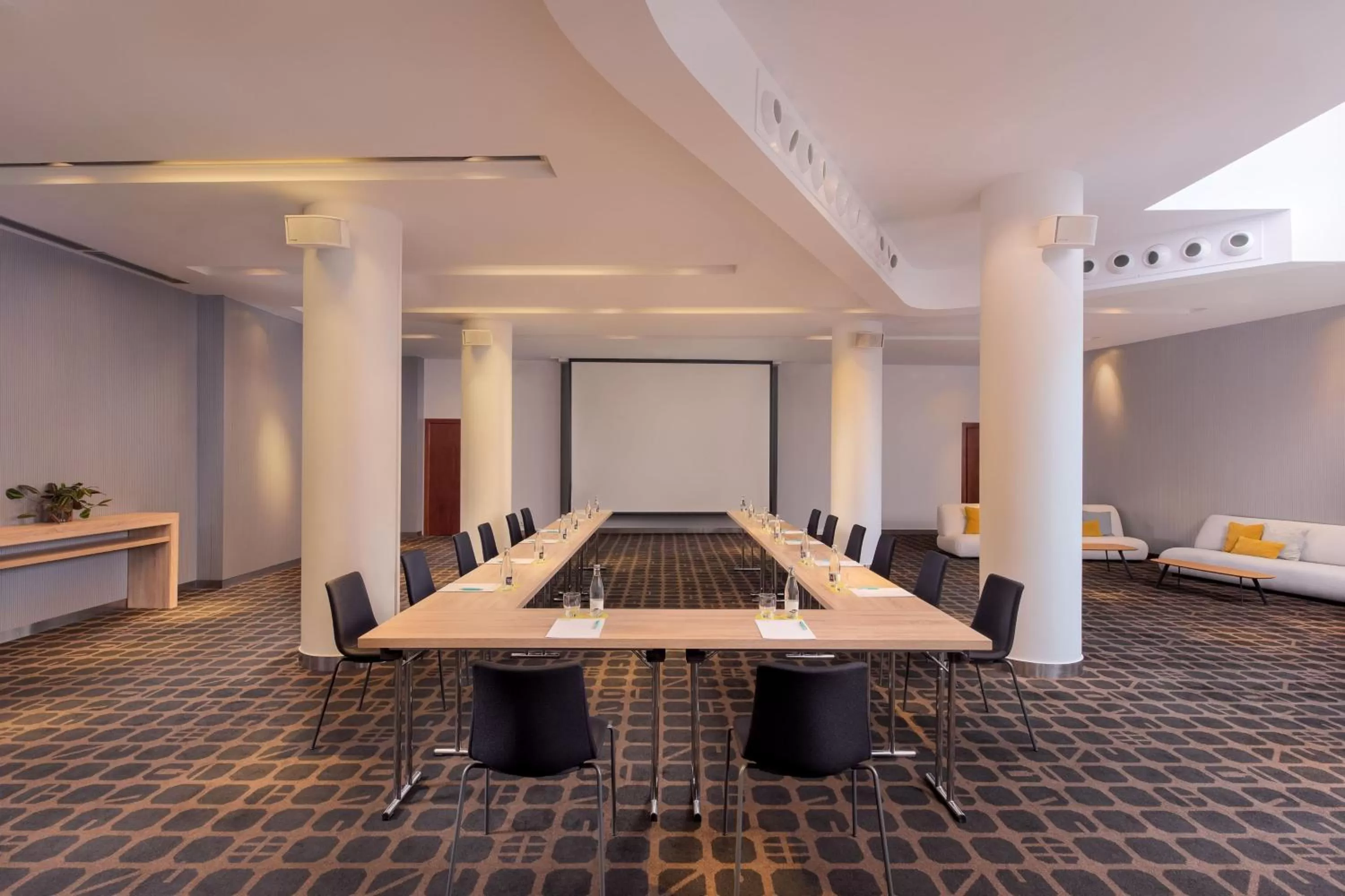 Meeting/conference room in Le Meridien Barcelona