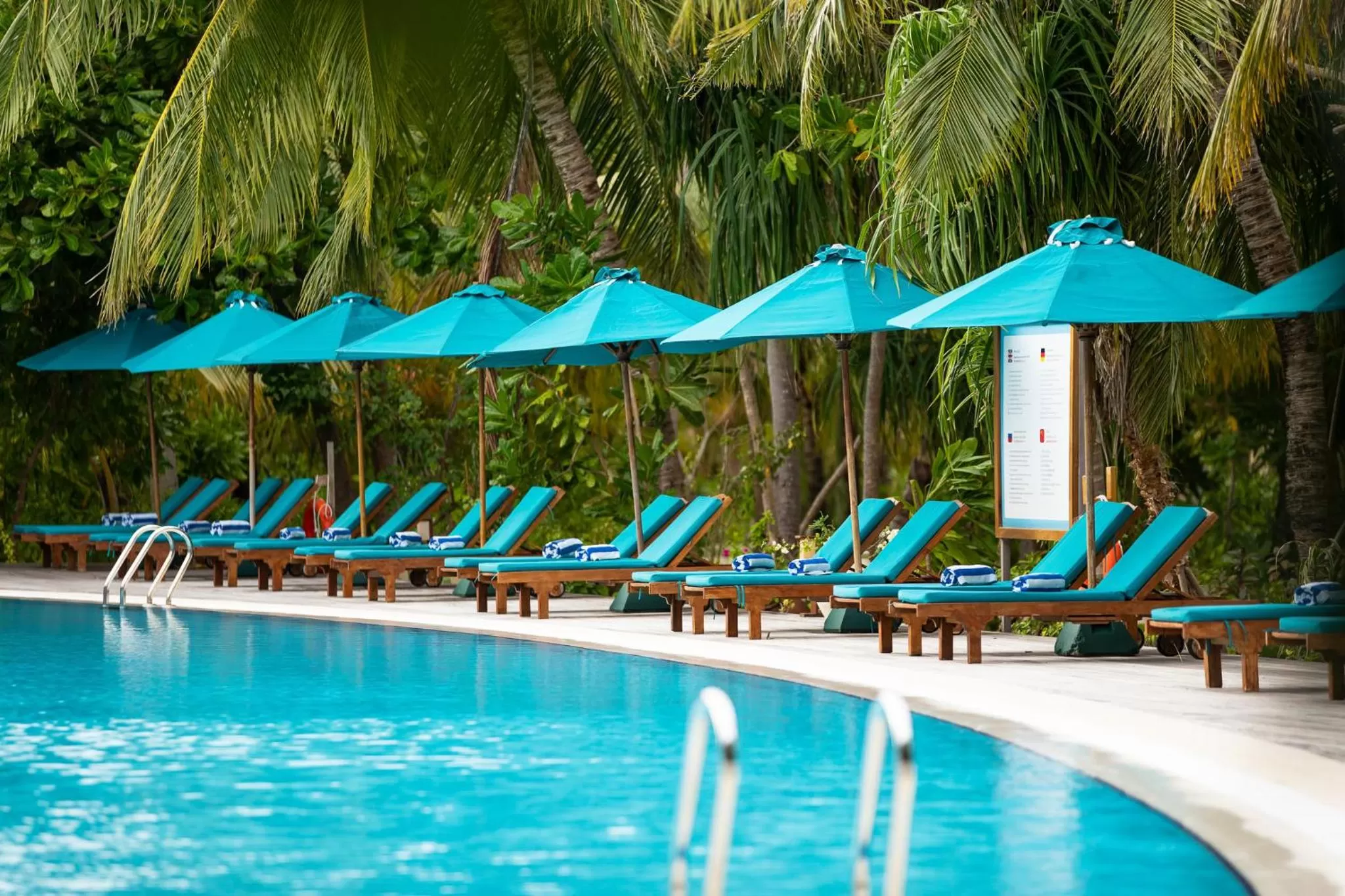 Lounge or bar in Canareef Resort Maldives