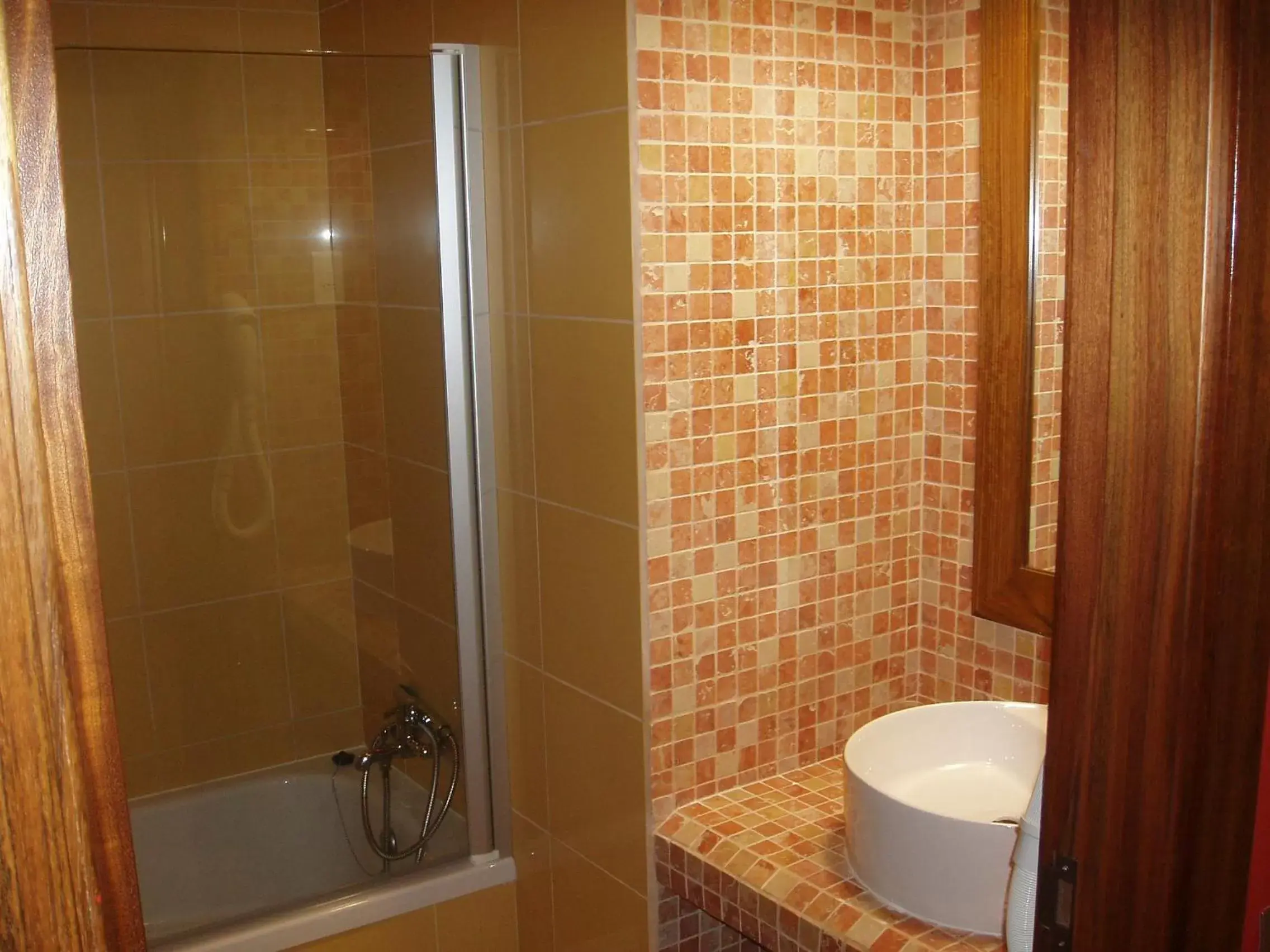 Shower, Bathroom in Hotel Praia Sol