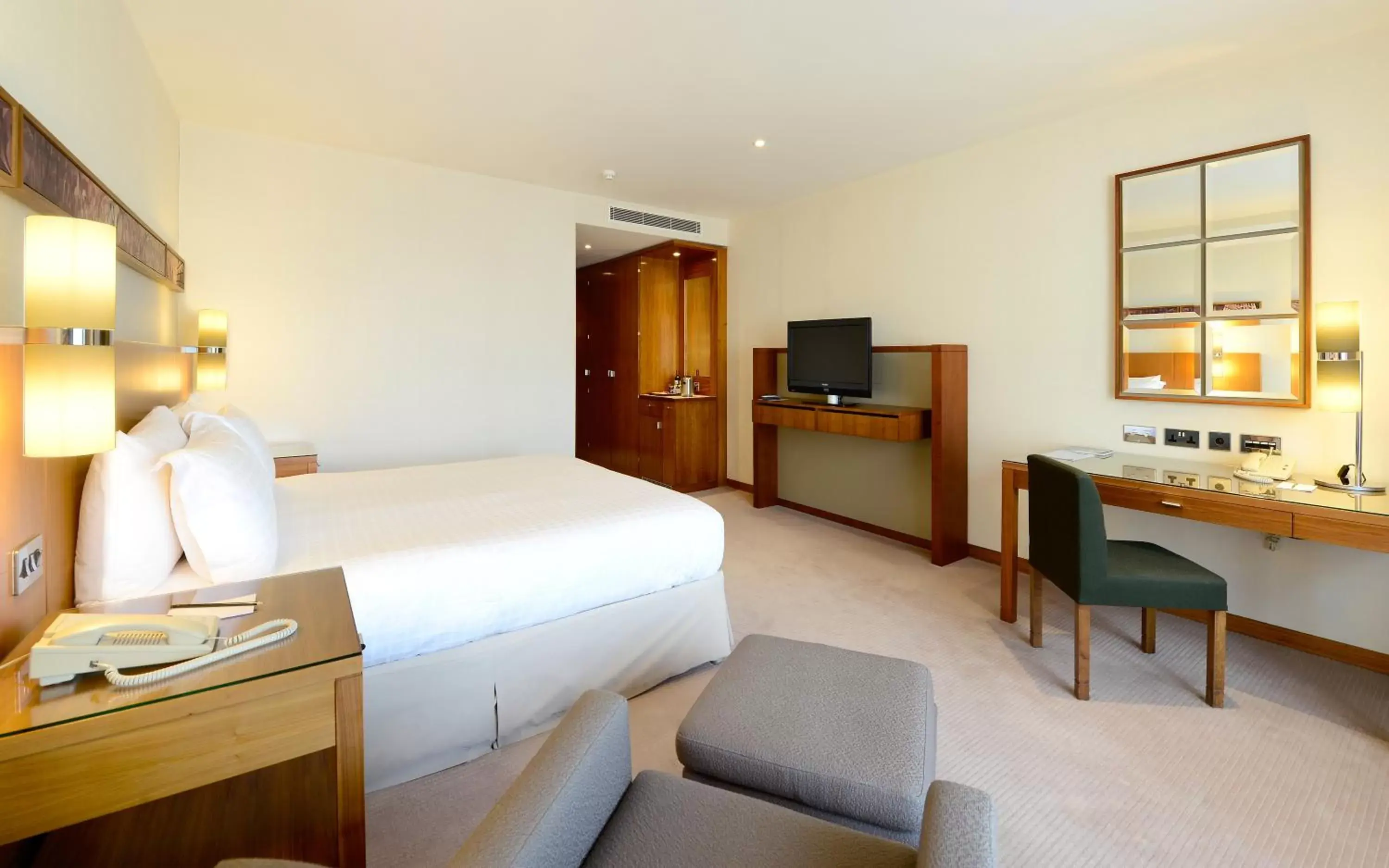 TV and multimedia, Bed in Canary Riverside Plaza Hotel