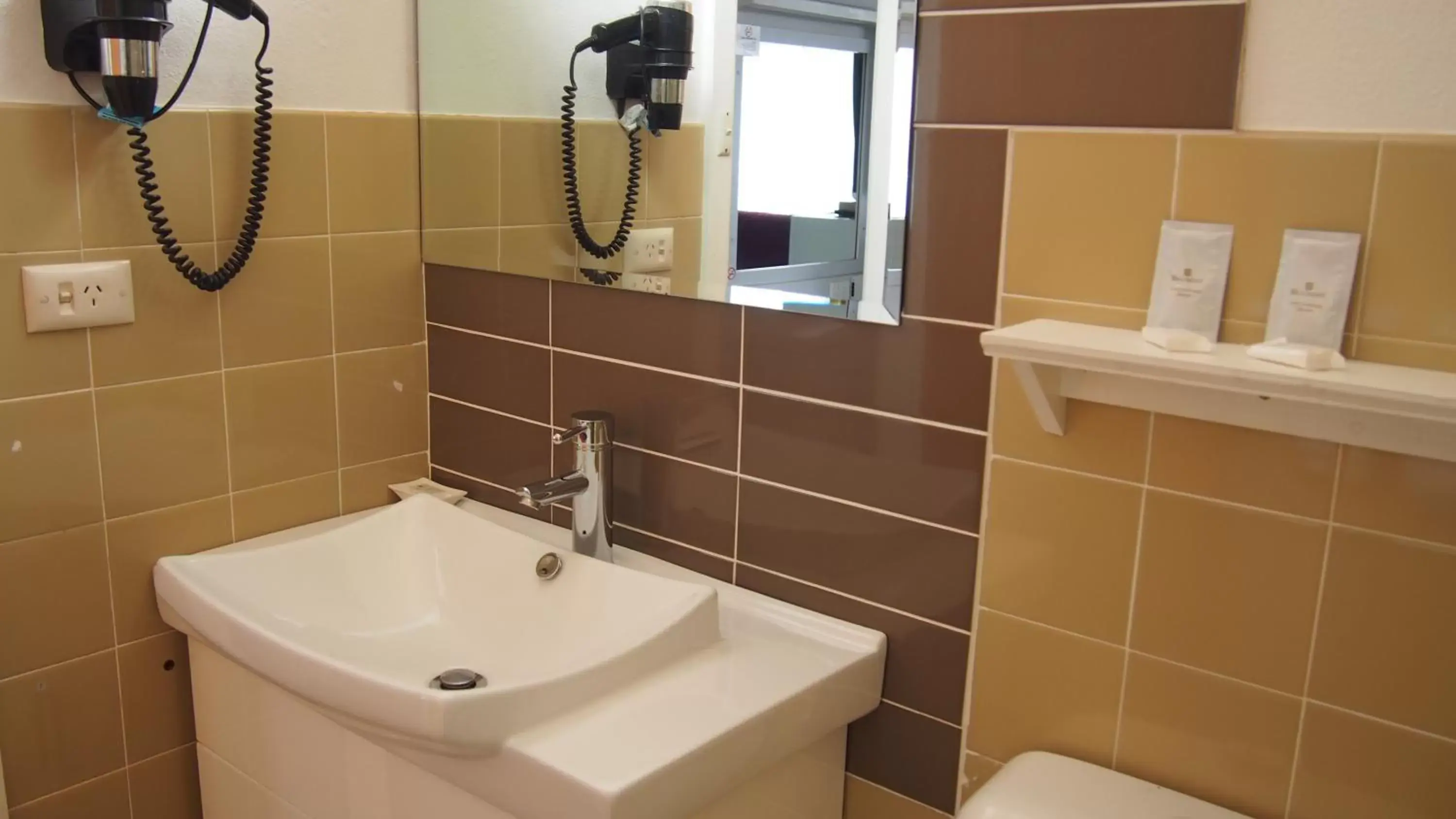 Bathroom in Queanbeyan Motel
