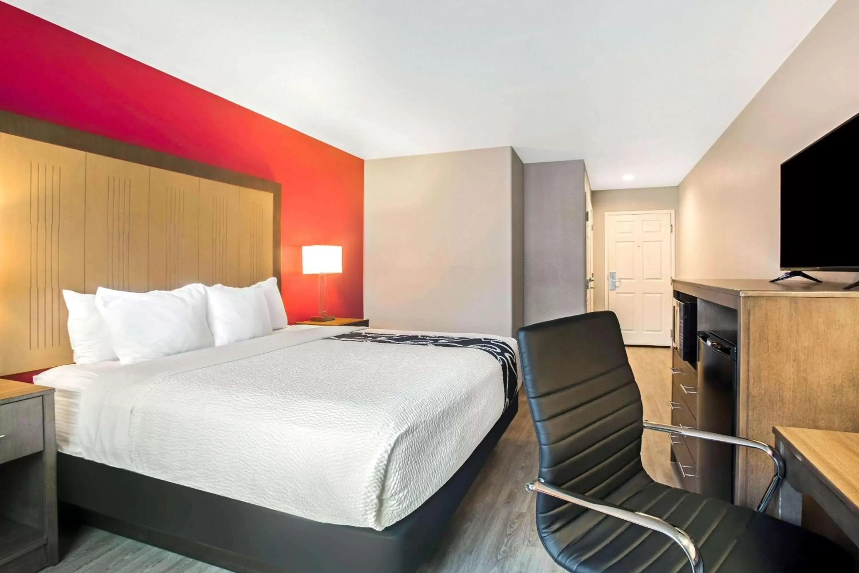 Photo of the whole room, Bed in La Quinta by Wyndham Fort Smith Photo of the whole room, Bed in La Quinta by Wyndham Fort Smith