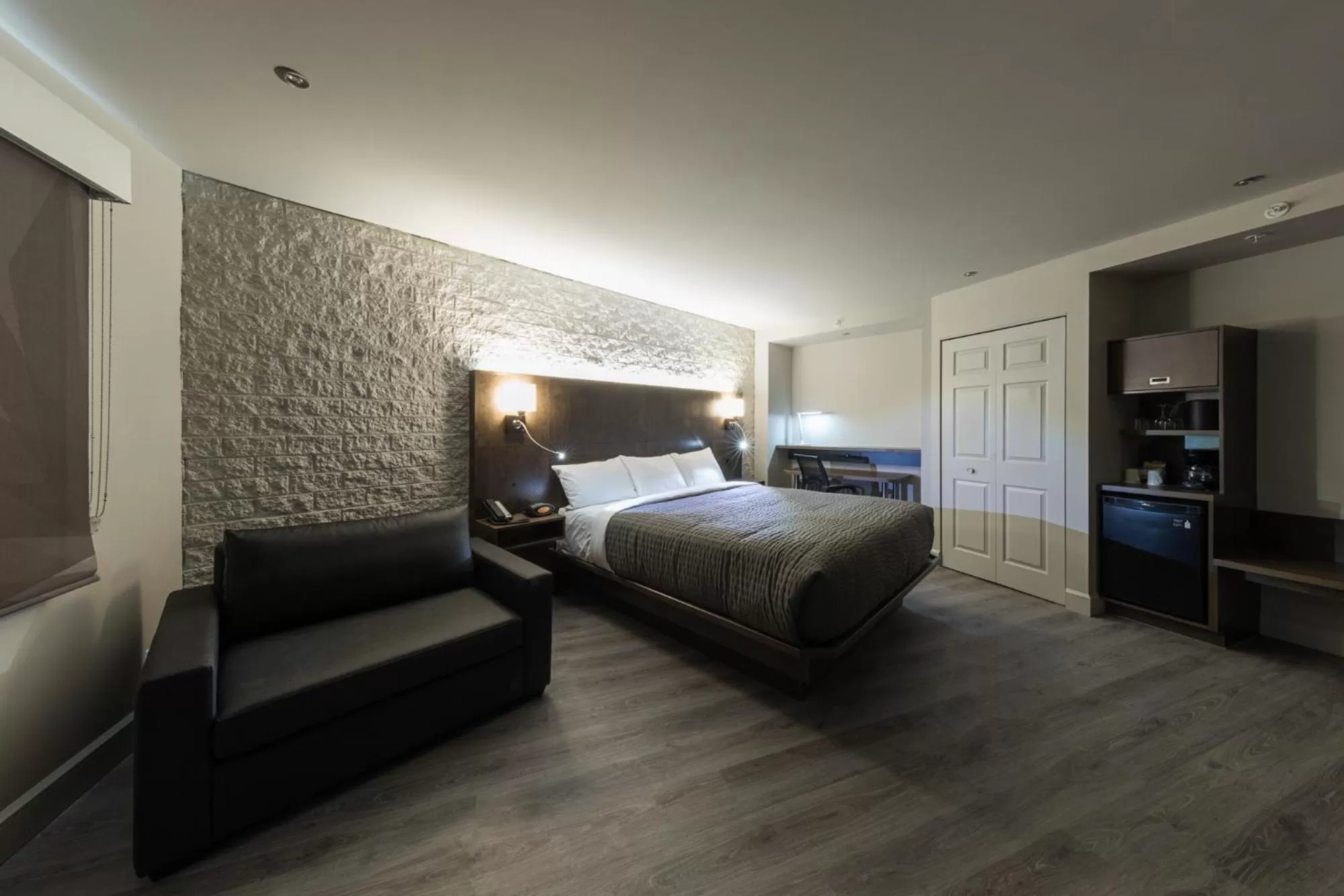 Bed in Hôtel & Suites Normandin Lévis