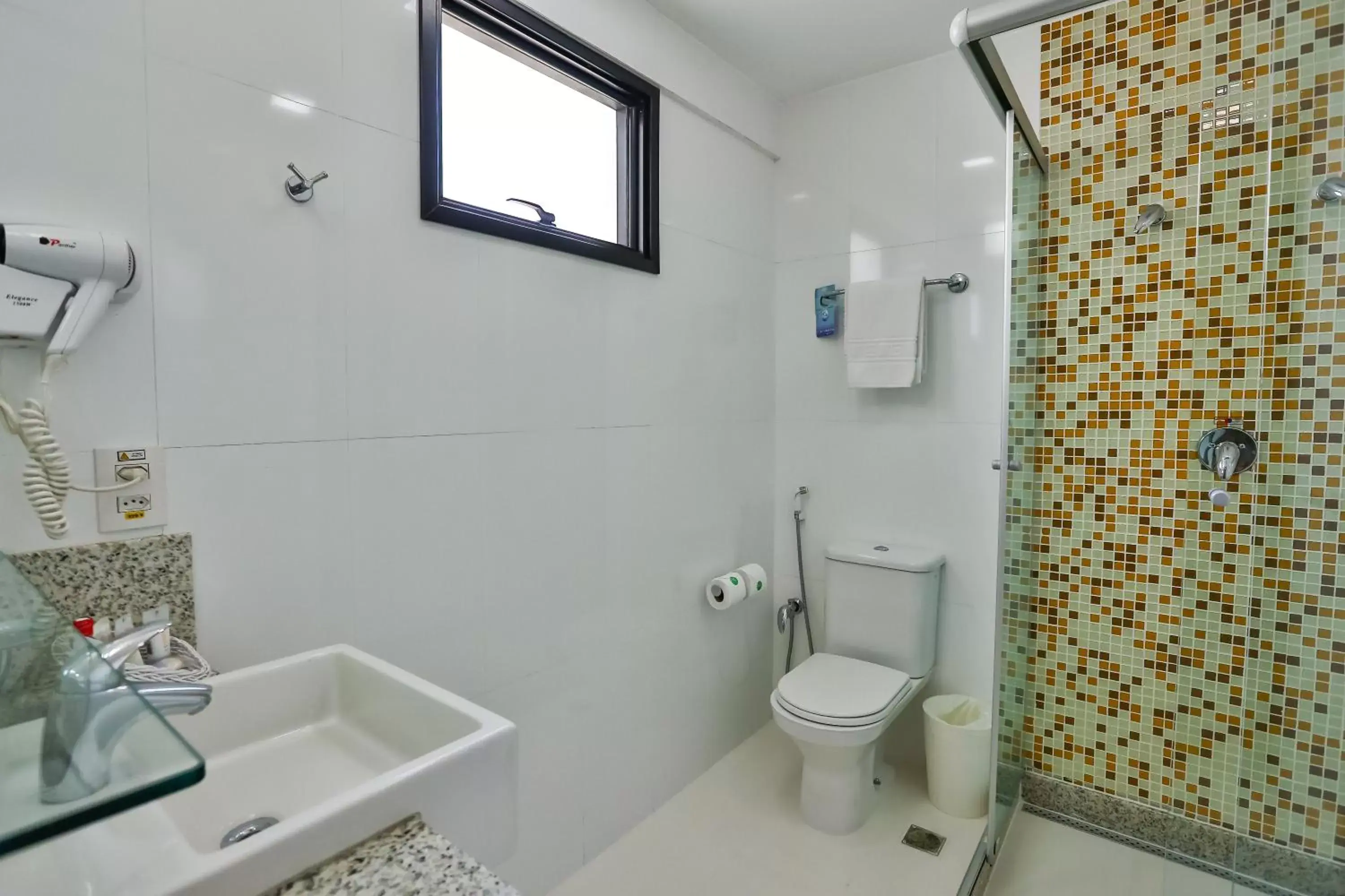 Shower, Bathroom in Quality Hotel & Suites Brasília