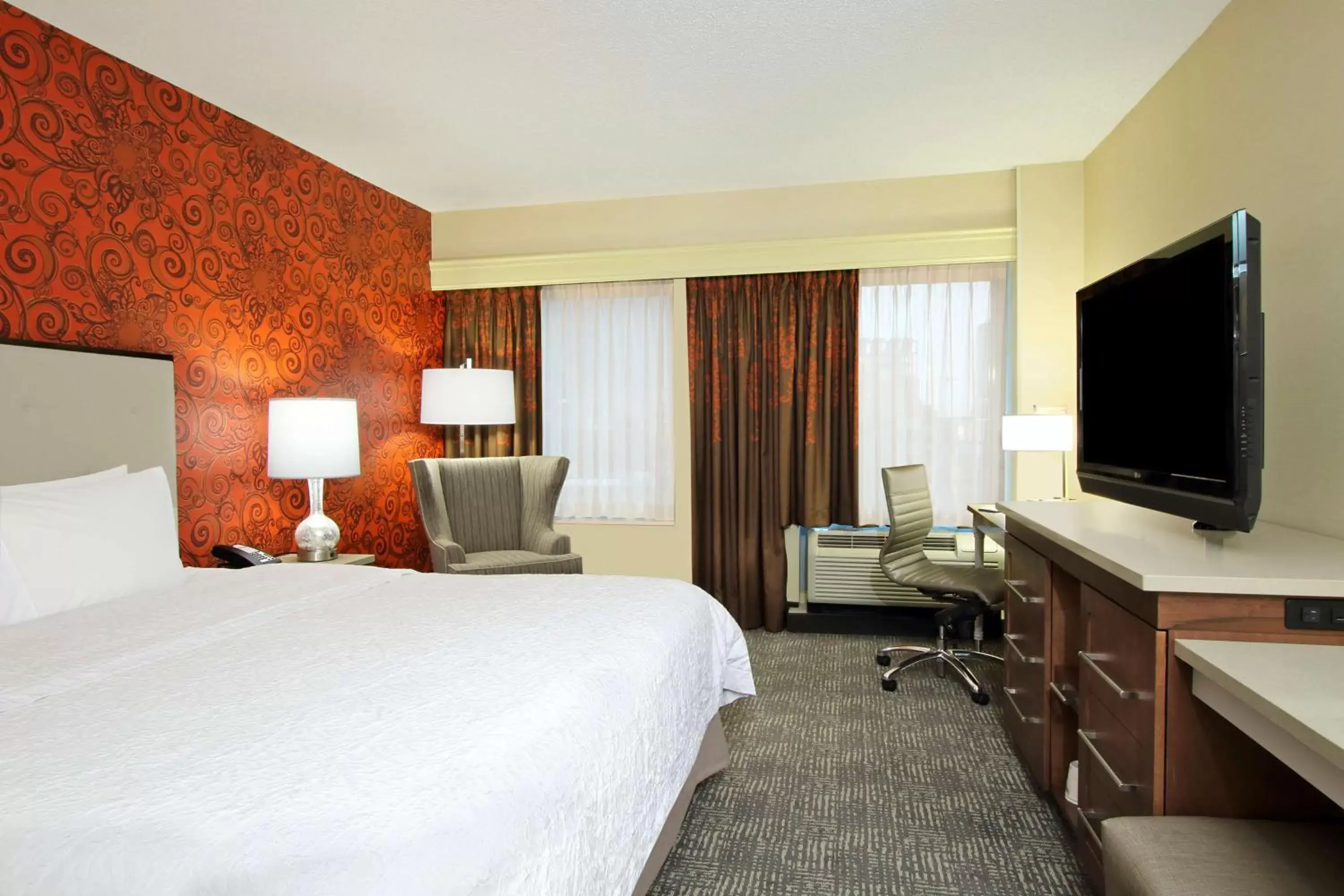 Bed, TV/Entertainment Center in Hampton Inn & Suites Columbus-Downtown, Ohio