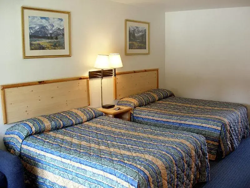 Bed in Edgewater Inn Shady Cove