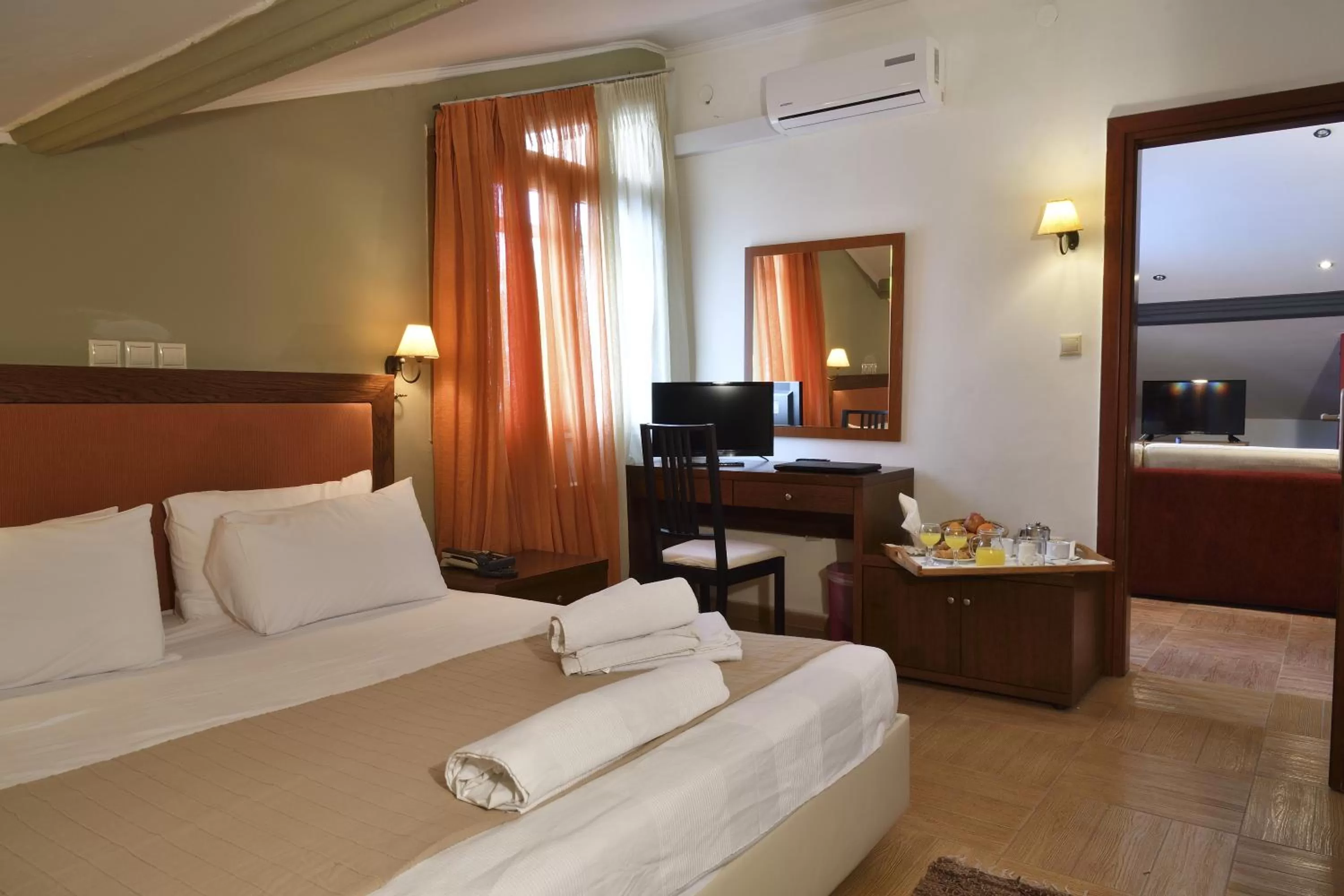 Photo of the whole room, Bed in Four Seasons Hotel