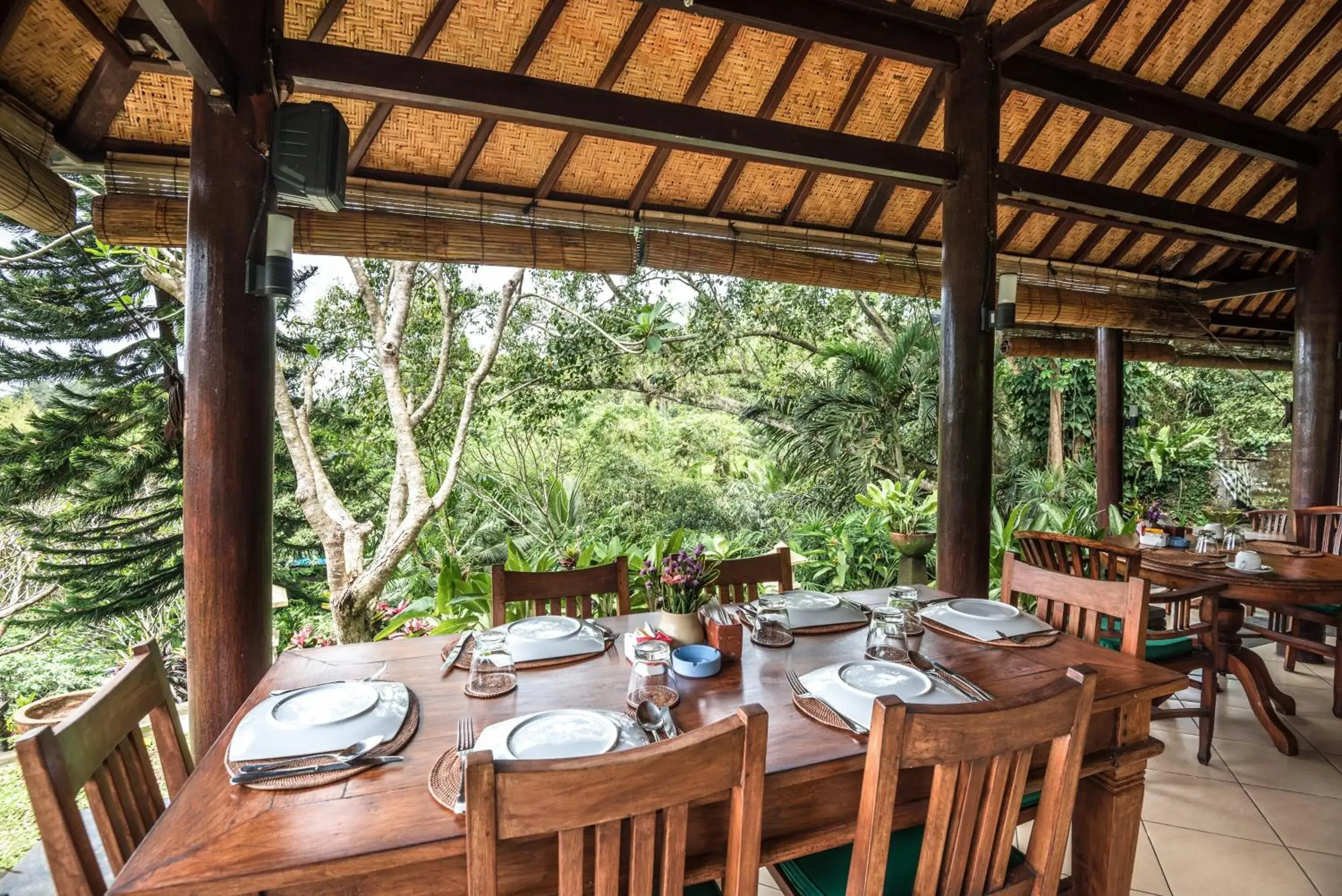 Restaurant/Places to Eat in Hotel Bunga Permai