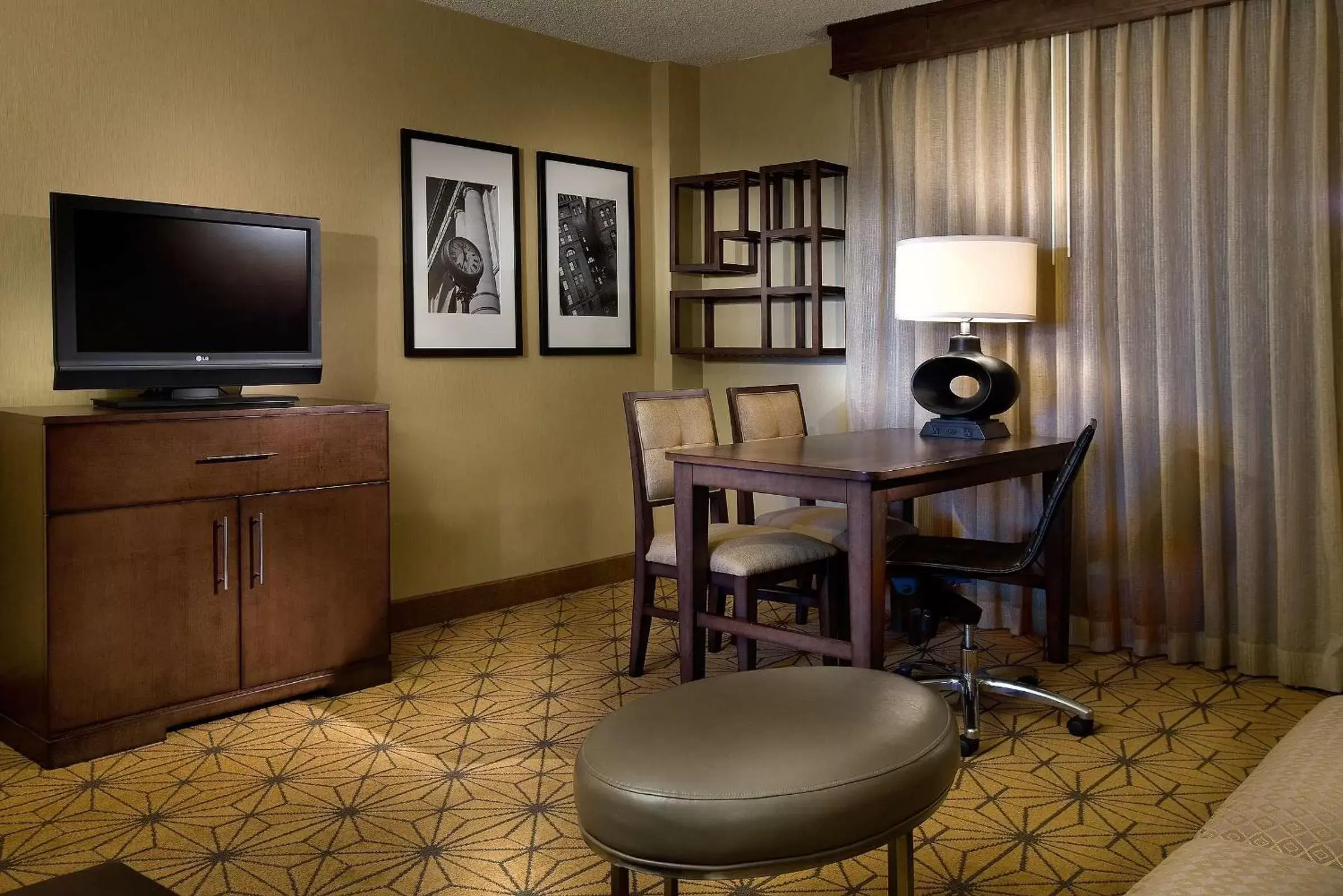 Living room, TV/Entertainment Center in Embassy Suites by Hilton Kansas City International Airport