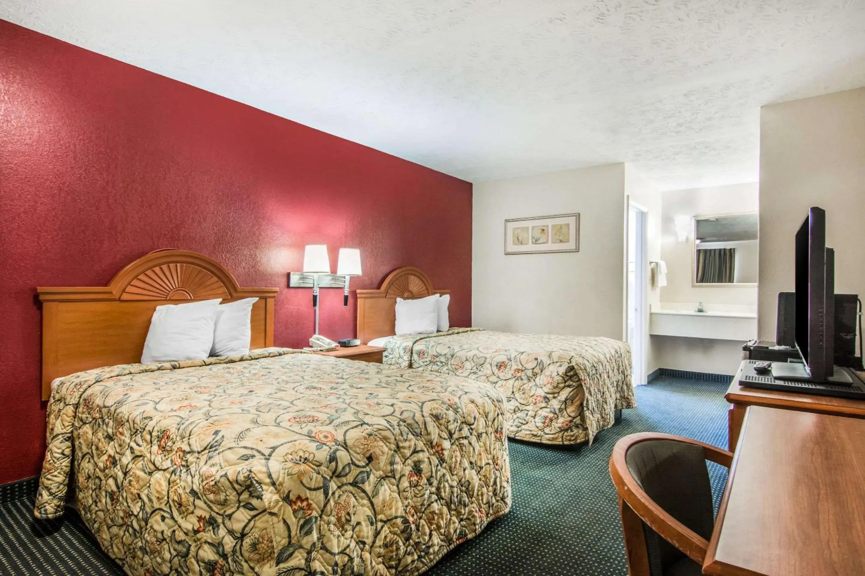 Photo of the whole room, Bed in Rodeway Inn
