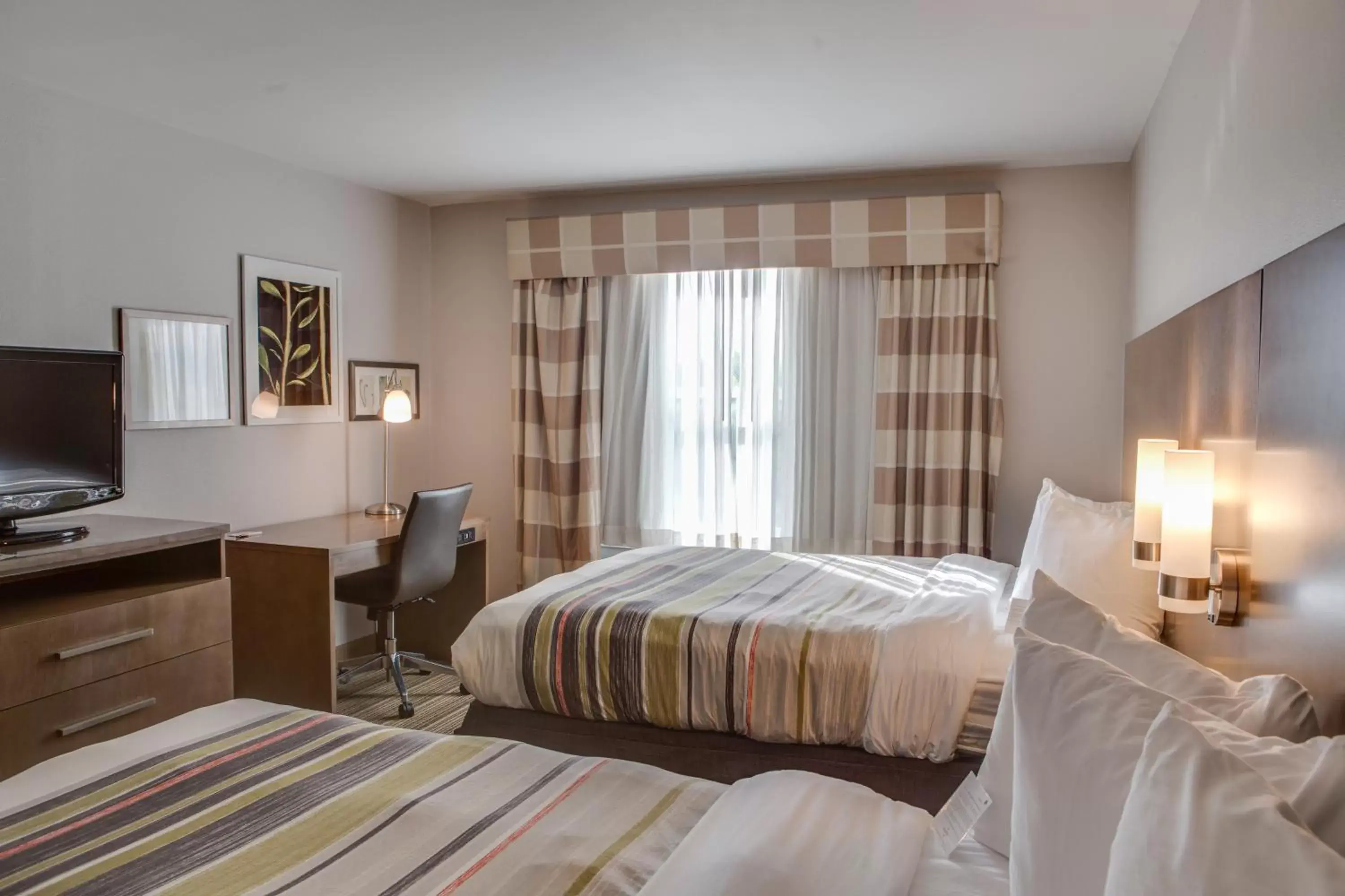 Bed in Country Inn & Suites by Radisson, Harlingen, TX