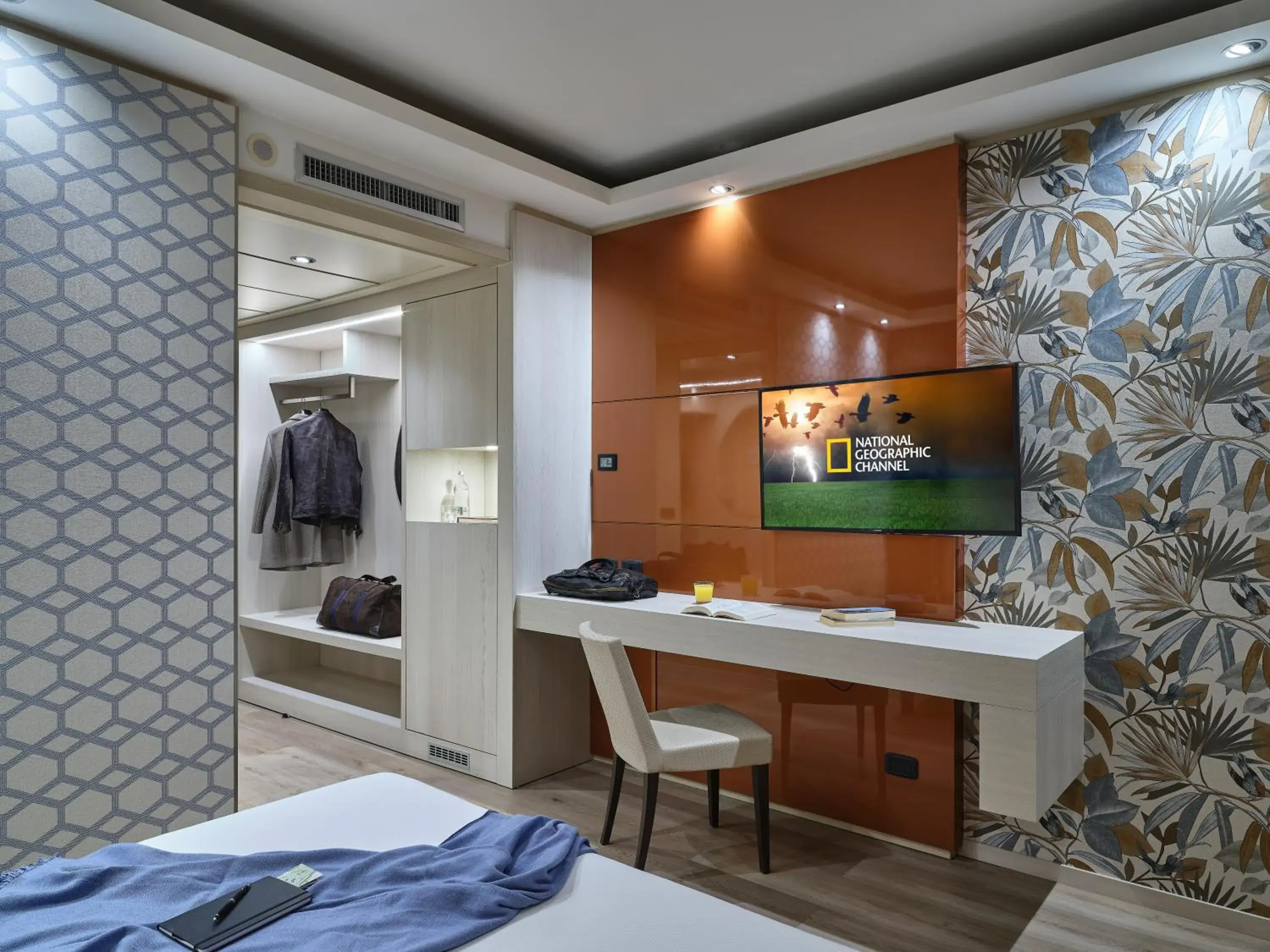Bedroom, TV/Entertainment Center in Winter Garden Hotel Bergamo Airport