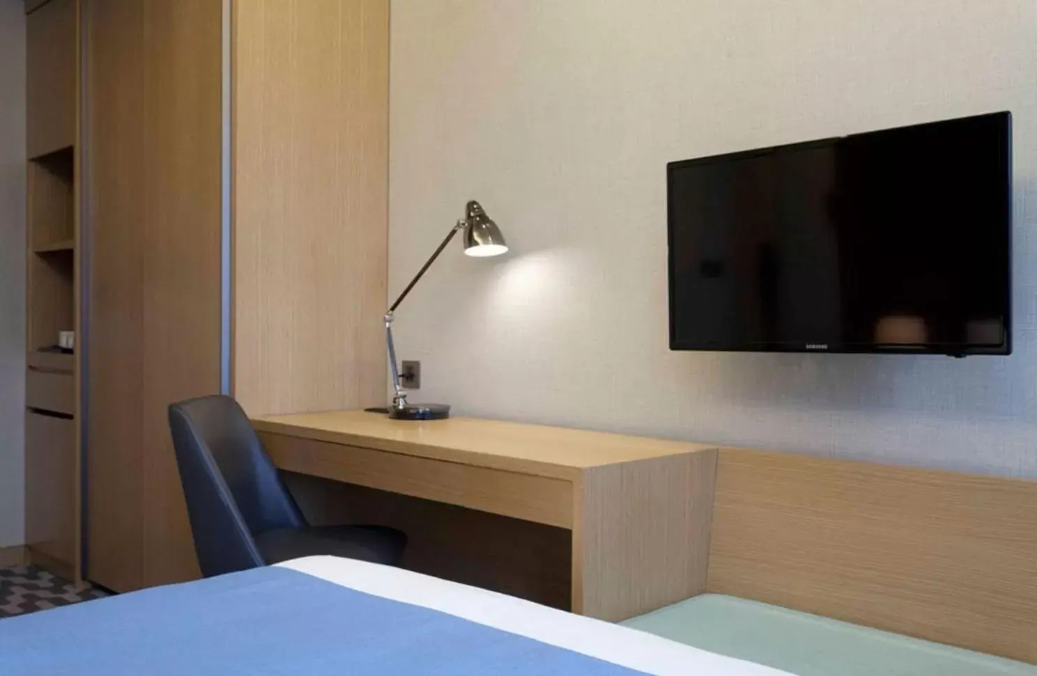 Photo of the whole room, TV/Entertainment Center in Days Hotel by Wyndham Seoul Myeongdong